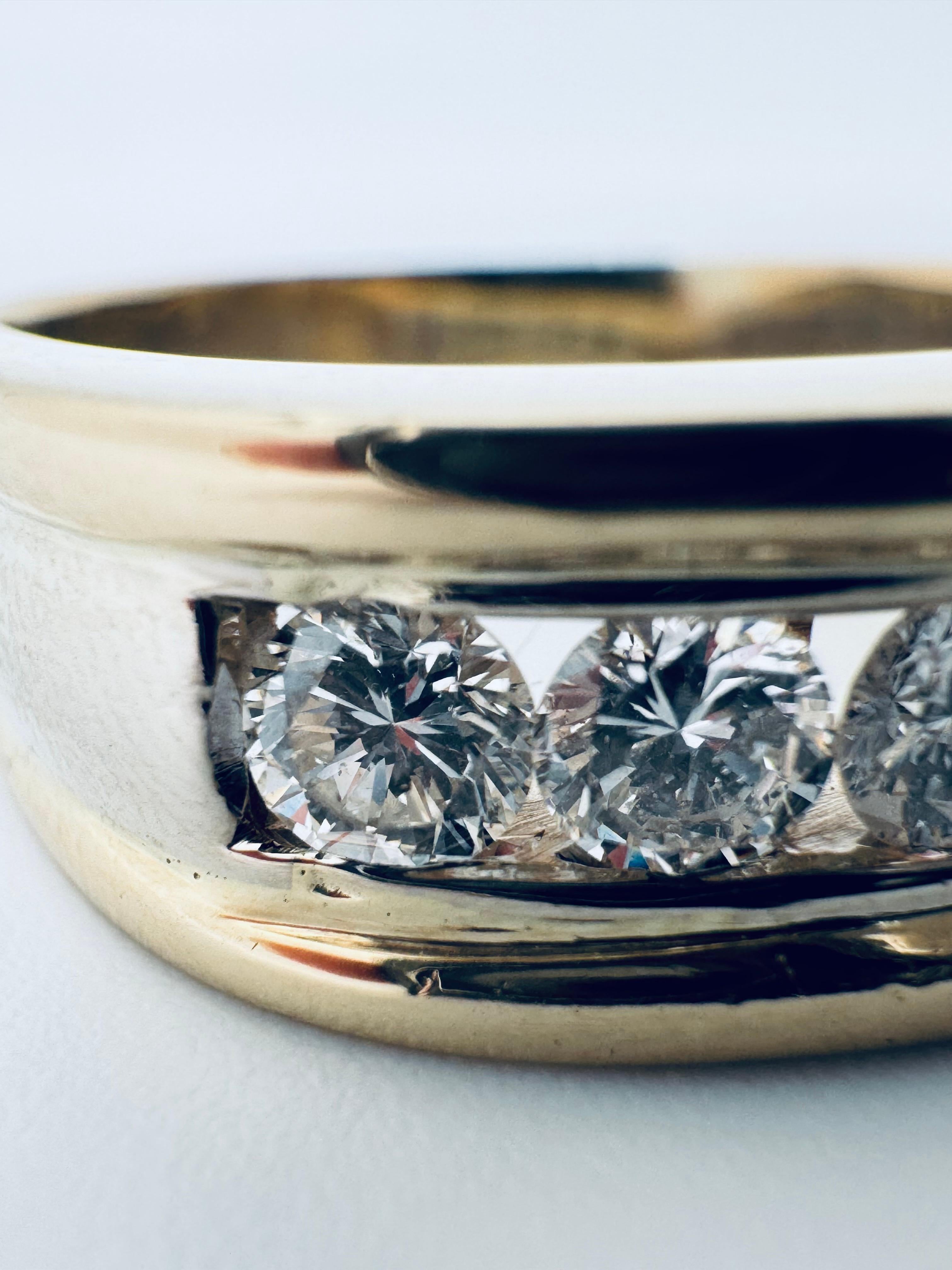 Men’s Two-Toned Channel Set Diamond Wedding Band Contemporáneo en venta