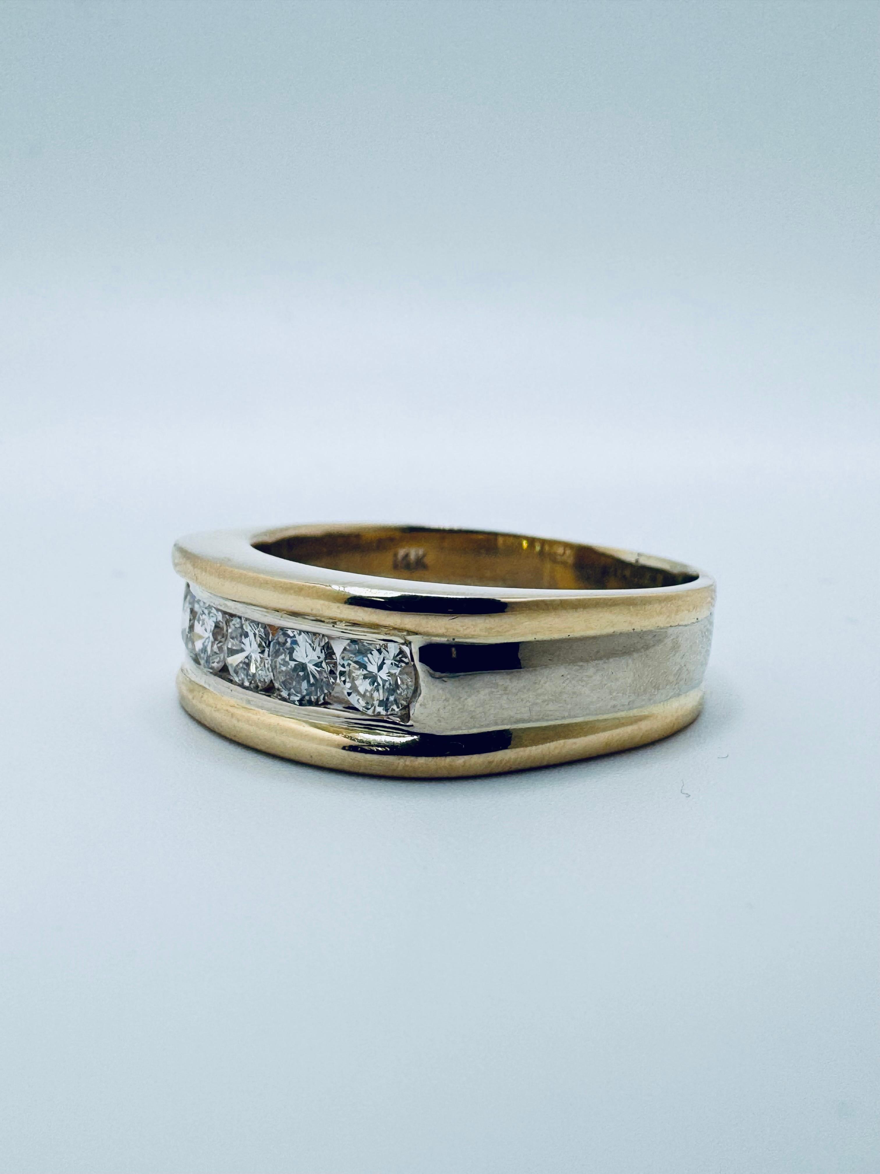 Men’s Two-Toned Channel Set Diamond Wedding Band Corte redondo en venta