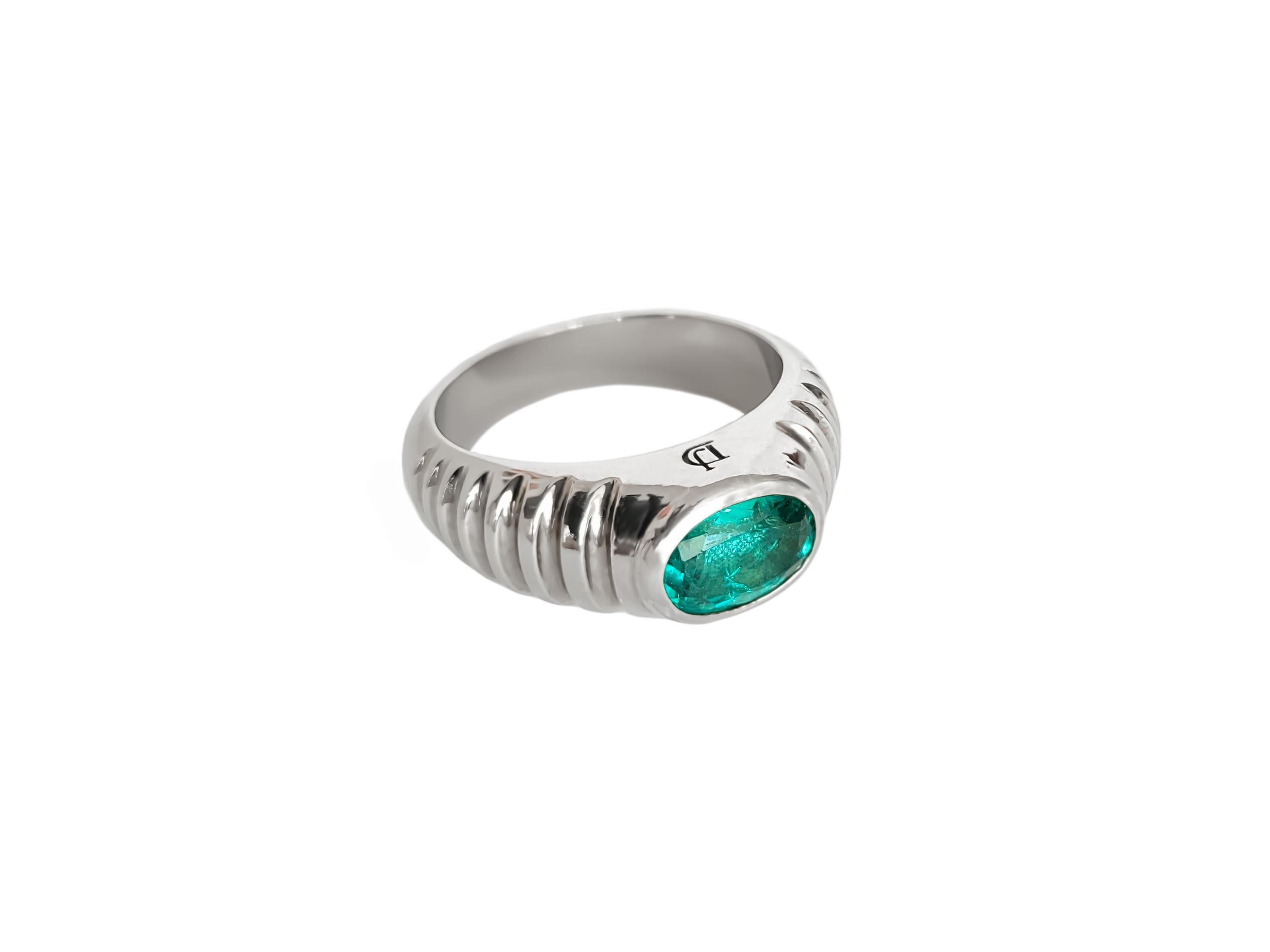 Oval Cut Mens, Unisex Ring with Genuine Emerald For Sale