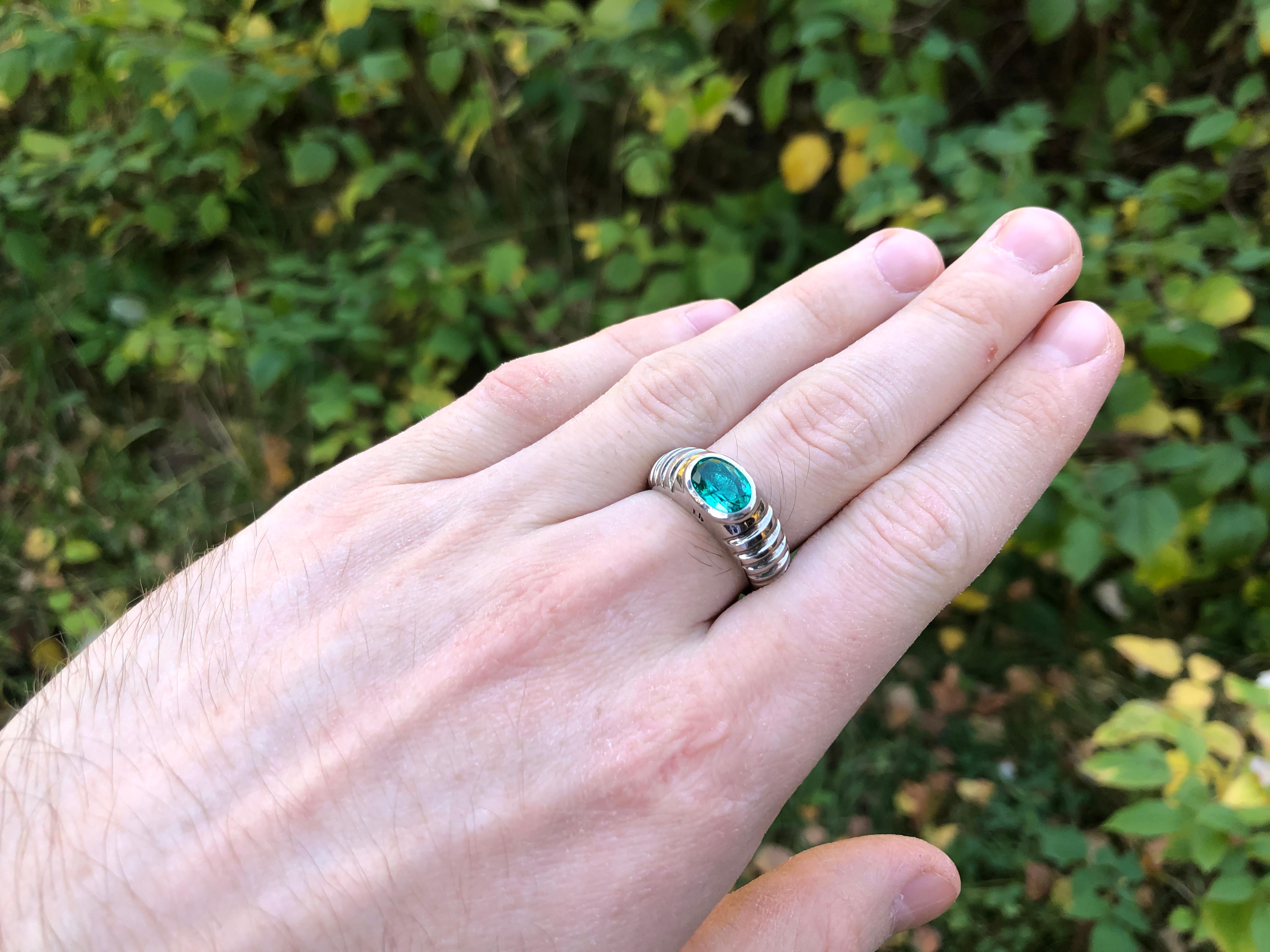 Mens, Unisex Ring with Genuine Emerald For Sale 3