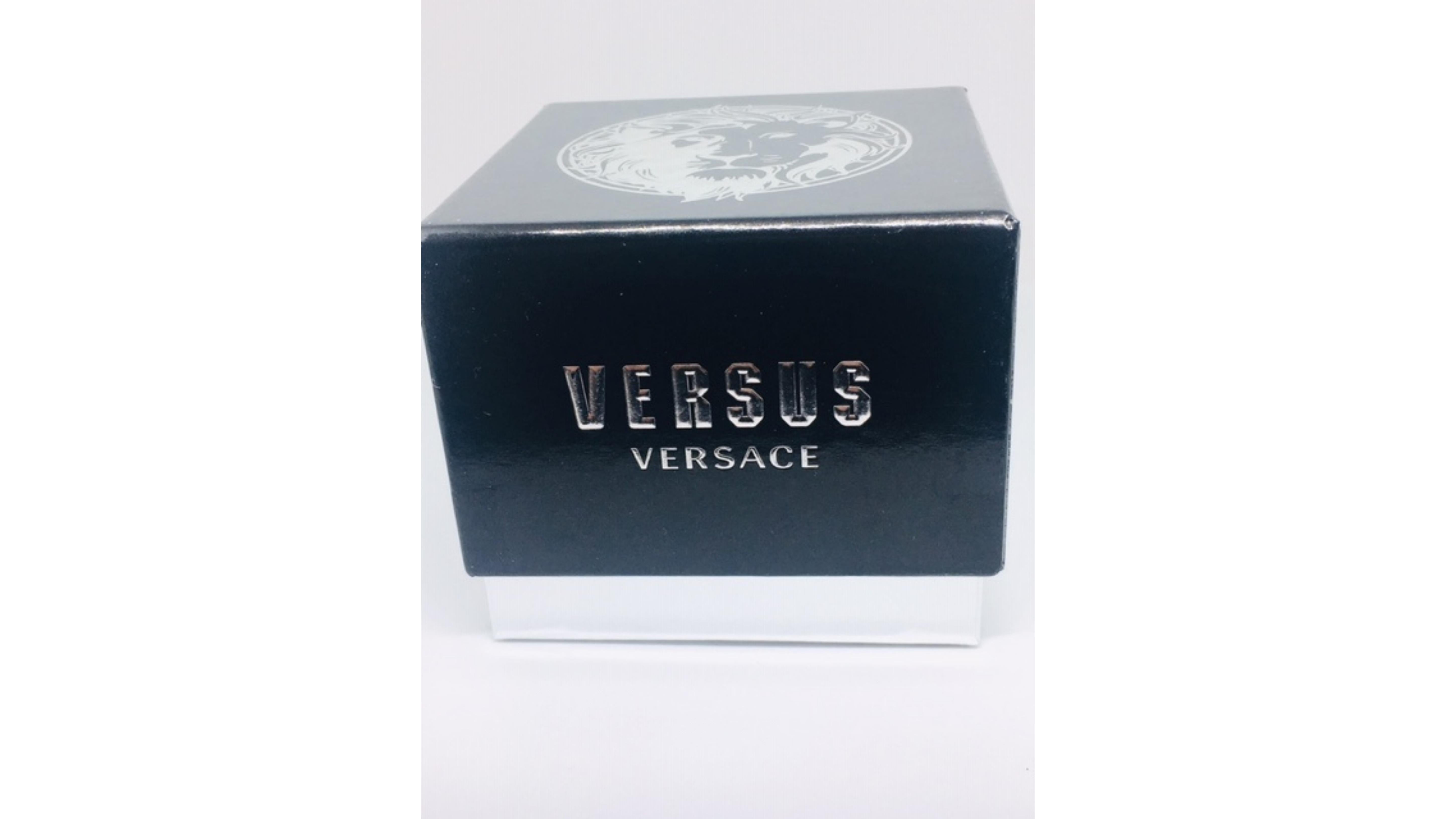 Mens Versace by Versus  Watch Yellow Gold with black dial.

Versace  By Versus Mens Watch   with silver features  on the dial ,  Very Contemporary and will also make a ideal gifts 


Quartz Chronograph movement
 Yellow Gold Bracelet
Deployment