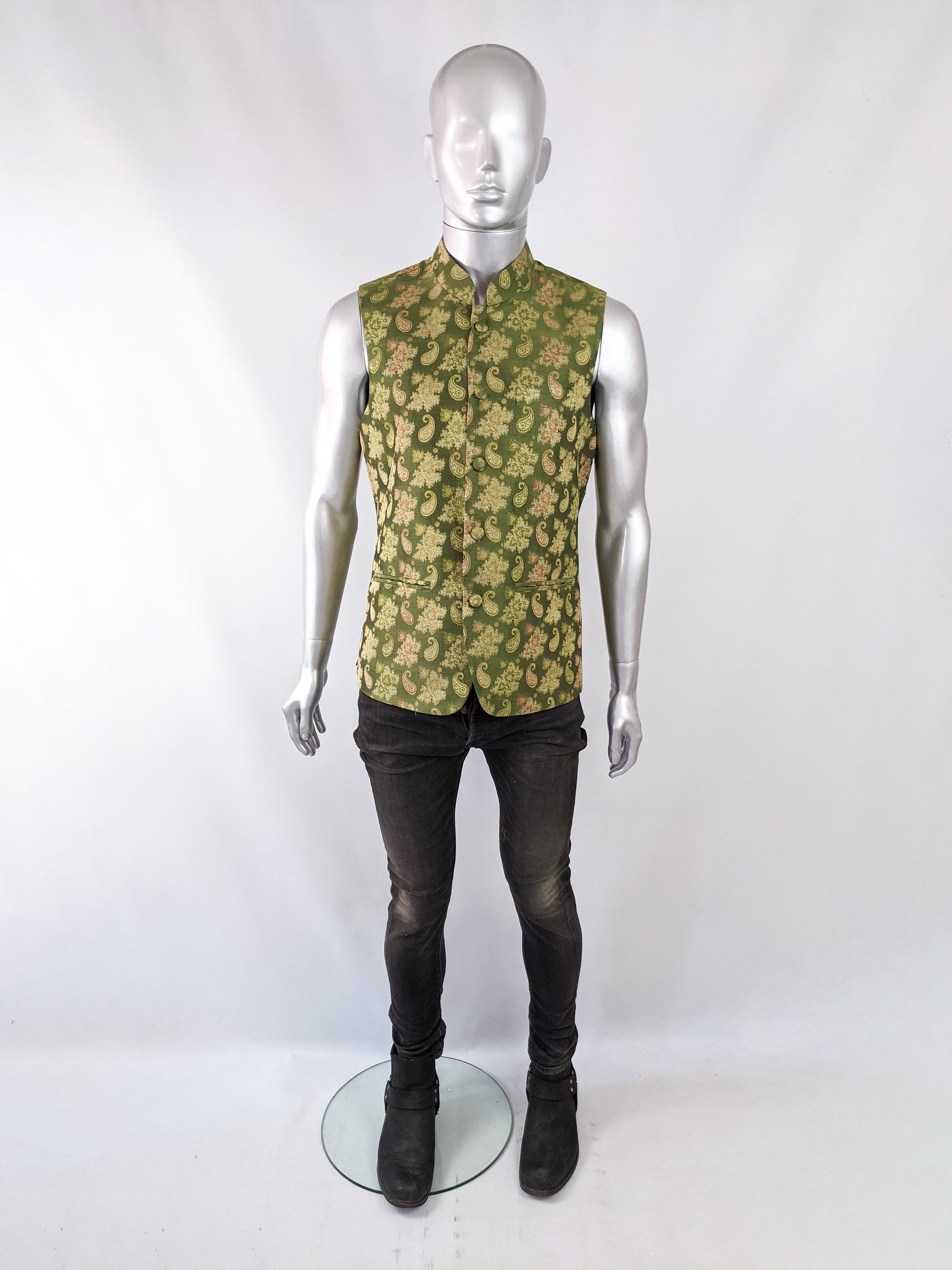 A stylish vintage mens vest from c. the 70s in a green and gold brocade fabric with a paisley pattern throughout and a nehru collar. 

Size: Unabelled; fits like a mens Medium. Please check measurements. 
Chest - 40” / 101cm
Waist - 38” /