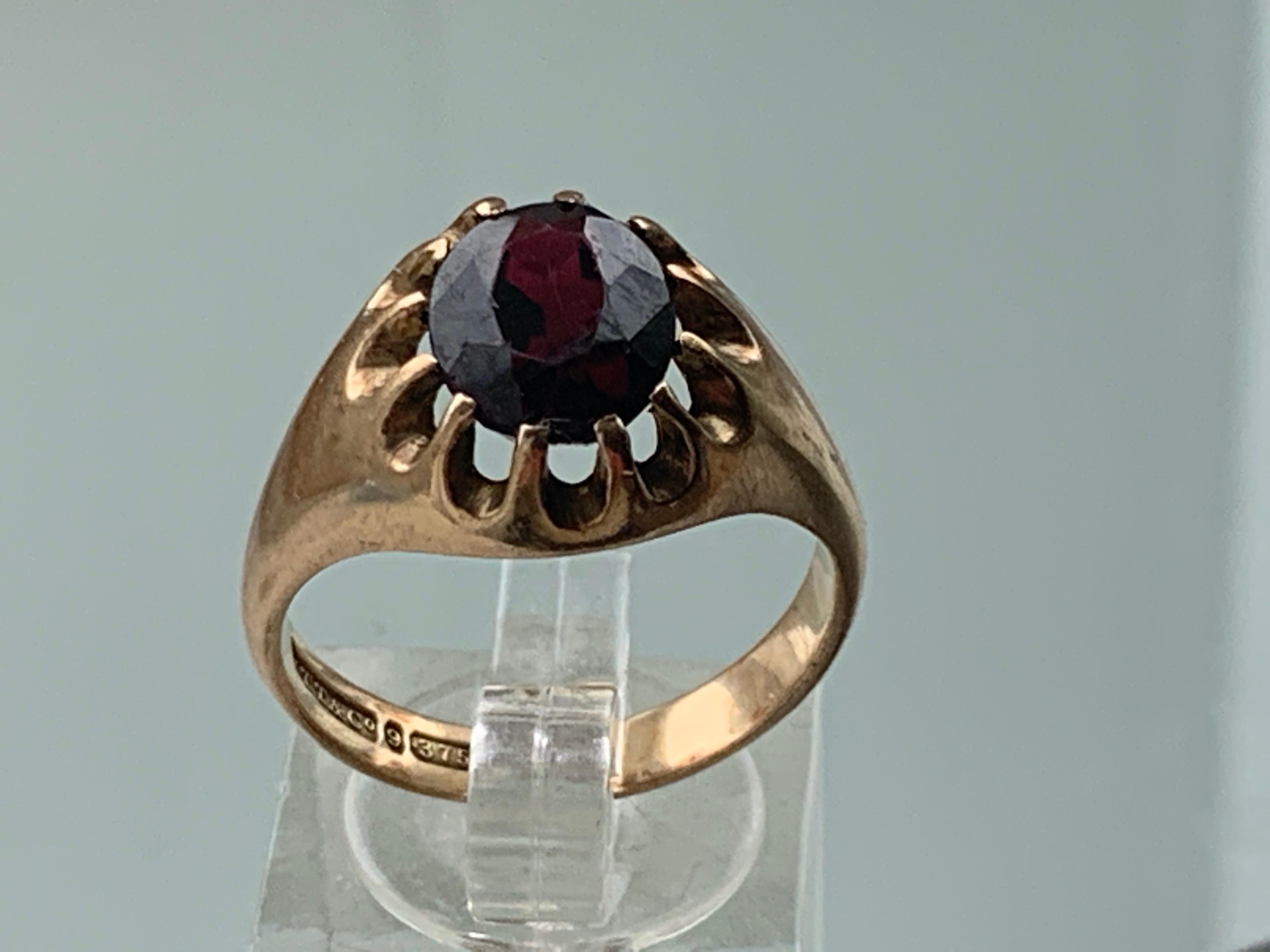 Vintage 9ct Gold Granat Ring
mit Unbekannter roter Stein
von W.T Toghill & Co.
von 1956

K.K. Größe Q
U.S. Größe  8

Innendurchmesser: 18,19 mm

