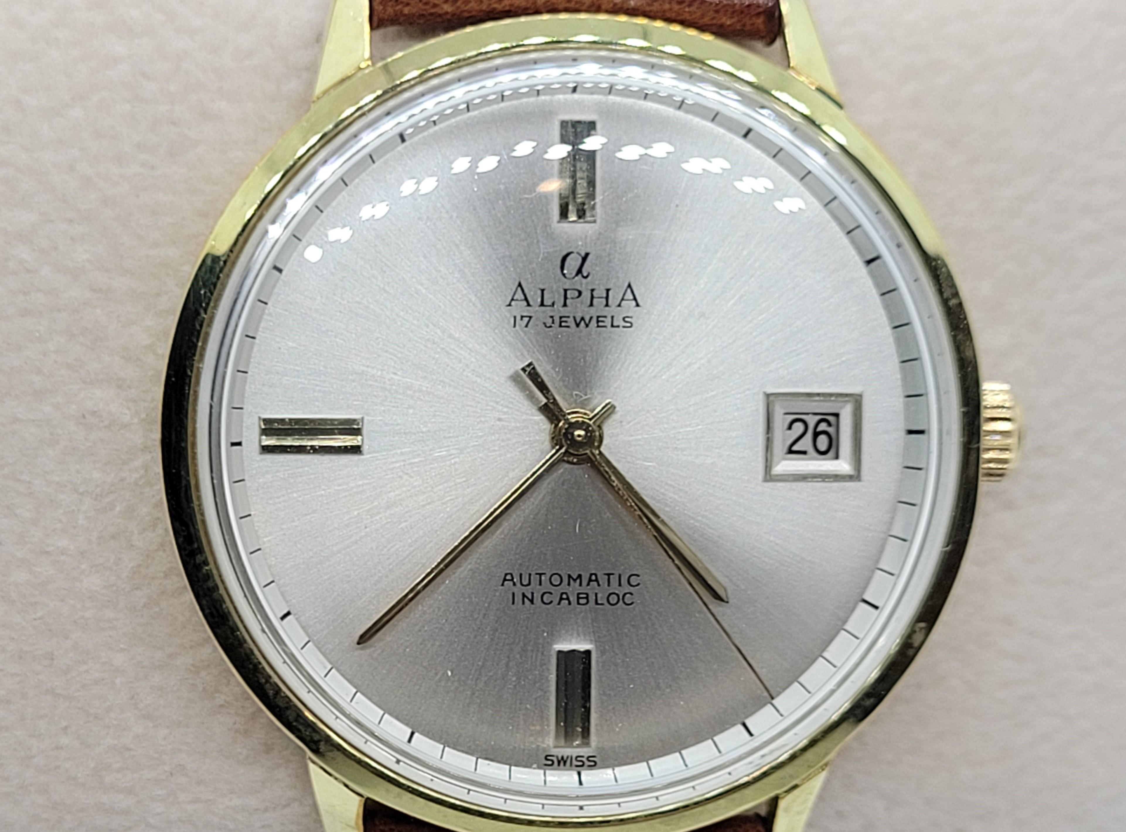 Montre Alpha vintage suisse à 17 rubis automatique, entièrement révisée Bon état - En vente à Rancho Santa Fe, CA