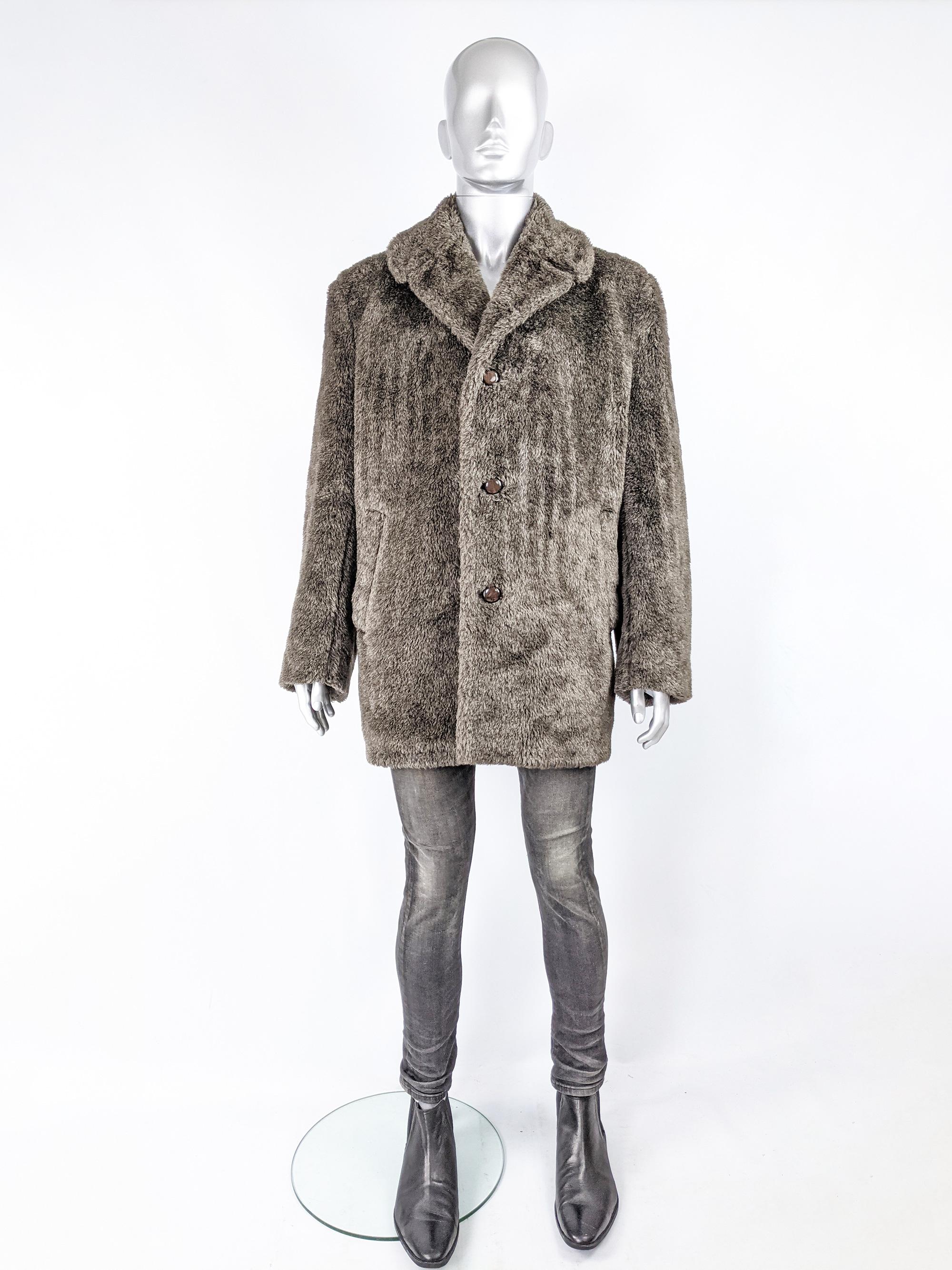 An absolutely amazing and super rare vintage mens faux fur coat from the 70s by Baronia. In a soft, brown faux fur, it is really hard to find original men's faux fur coats from the seventies, a real treasure! 

Size: Unlabelled; fits like a men's XL