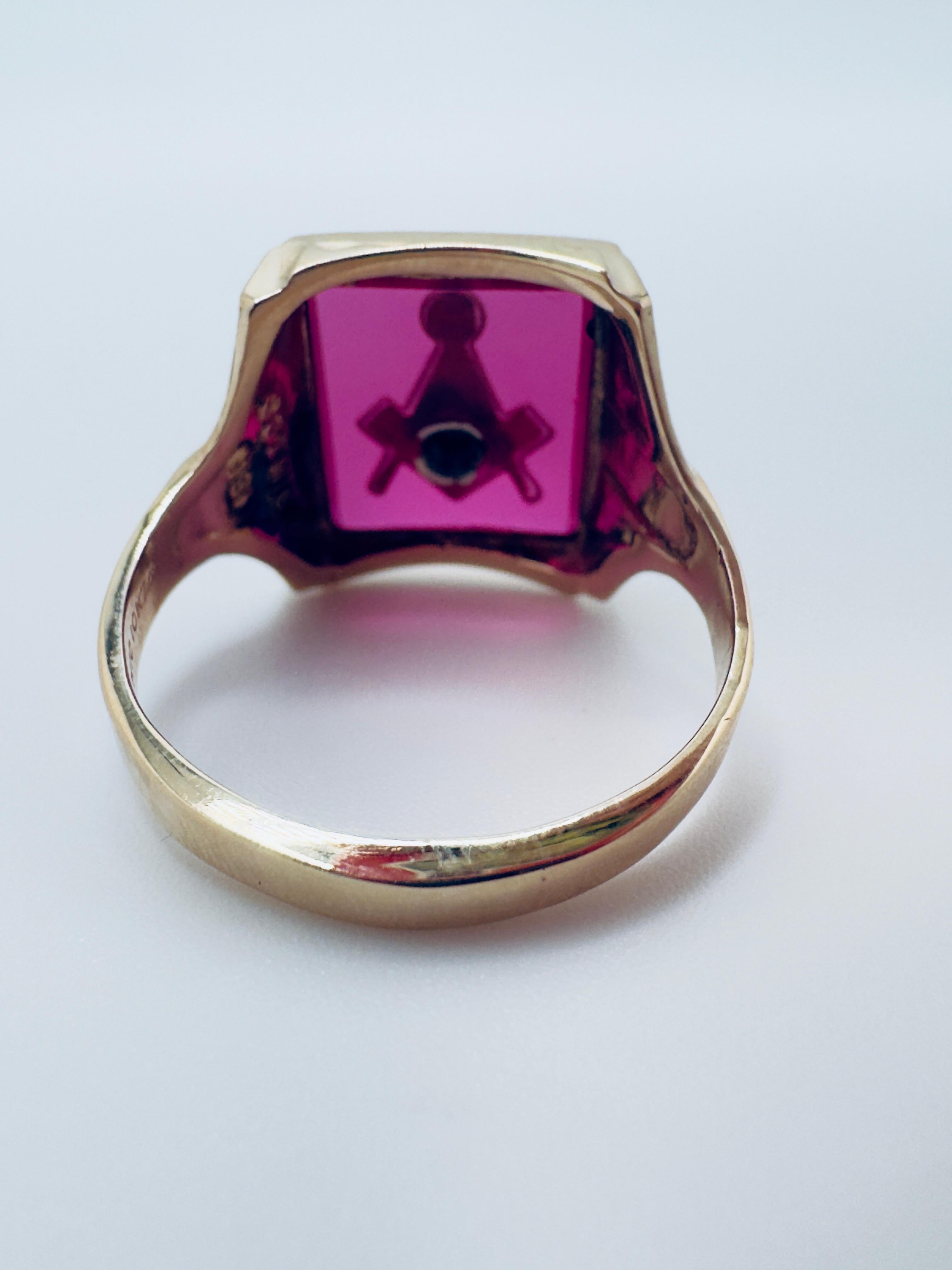 Anello massonico d'epoca da uomo con pietra rosa e rossa in vendita 4