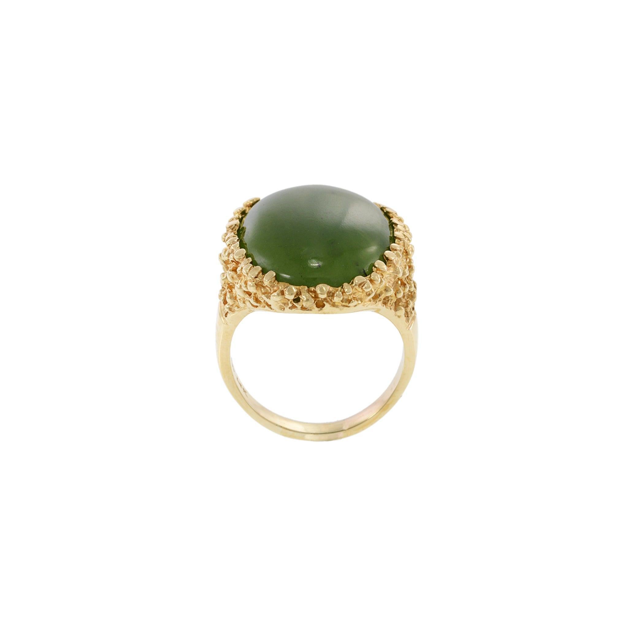 Men's Vintage Oval Jade Ring in 14KT Yellow Gold In Good Condition For Sale In New York, NY
