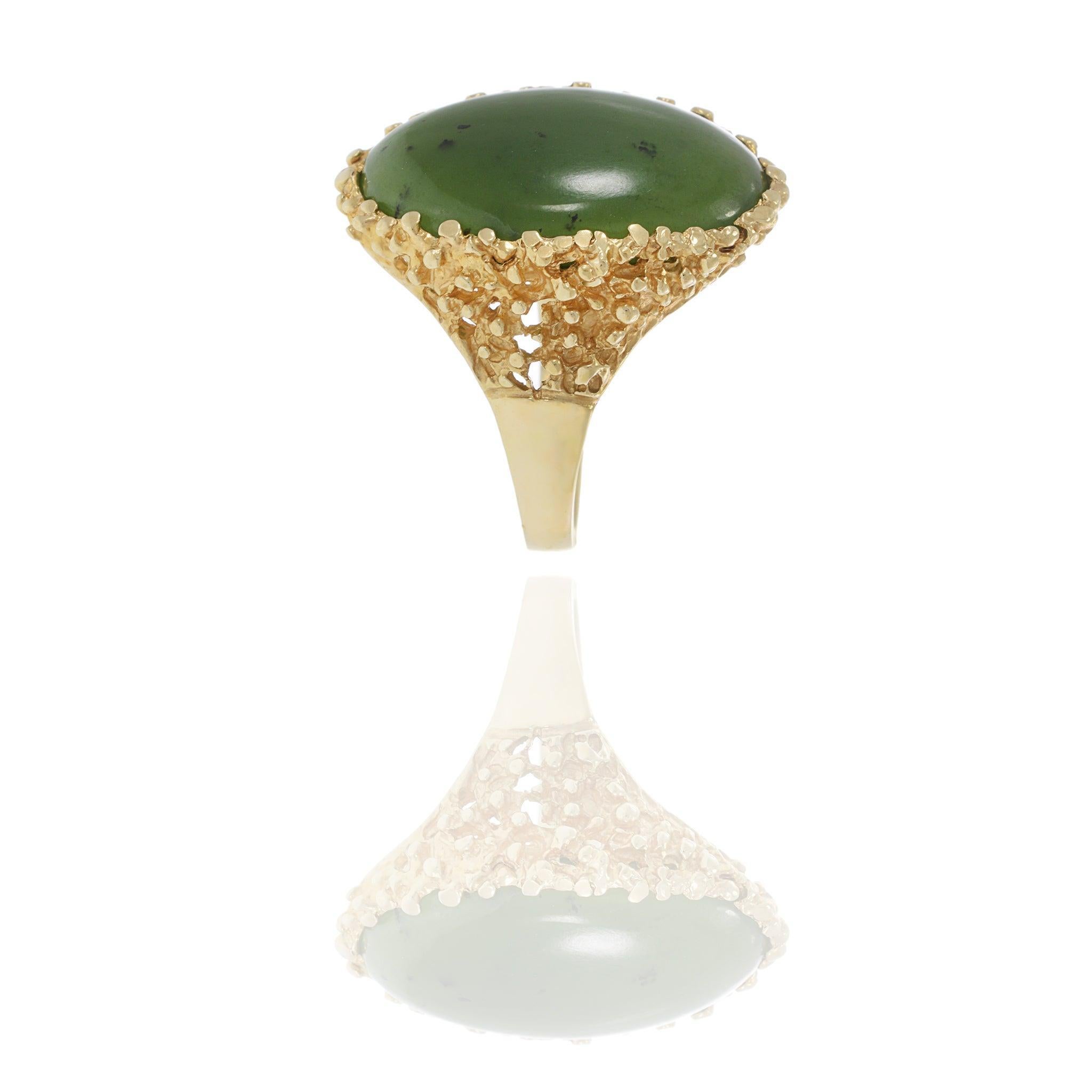 Men's Vintage Oval Jade Ring in 14KT Yellow Gold For Sale 1
