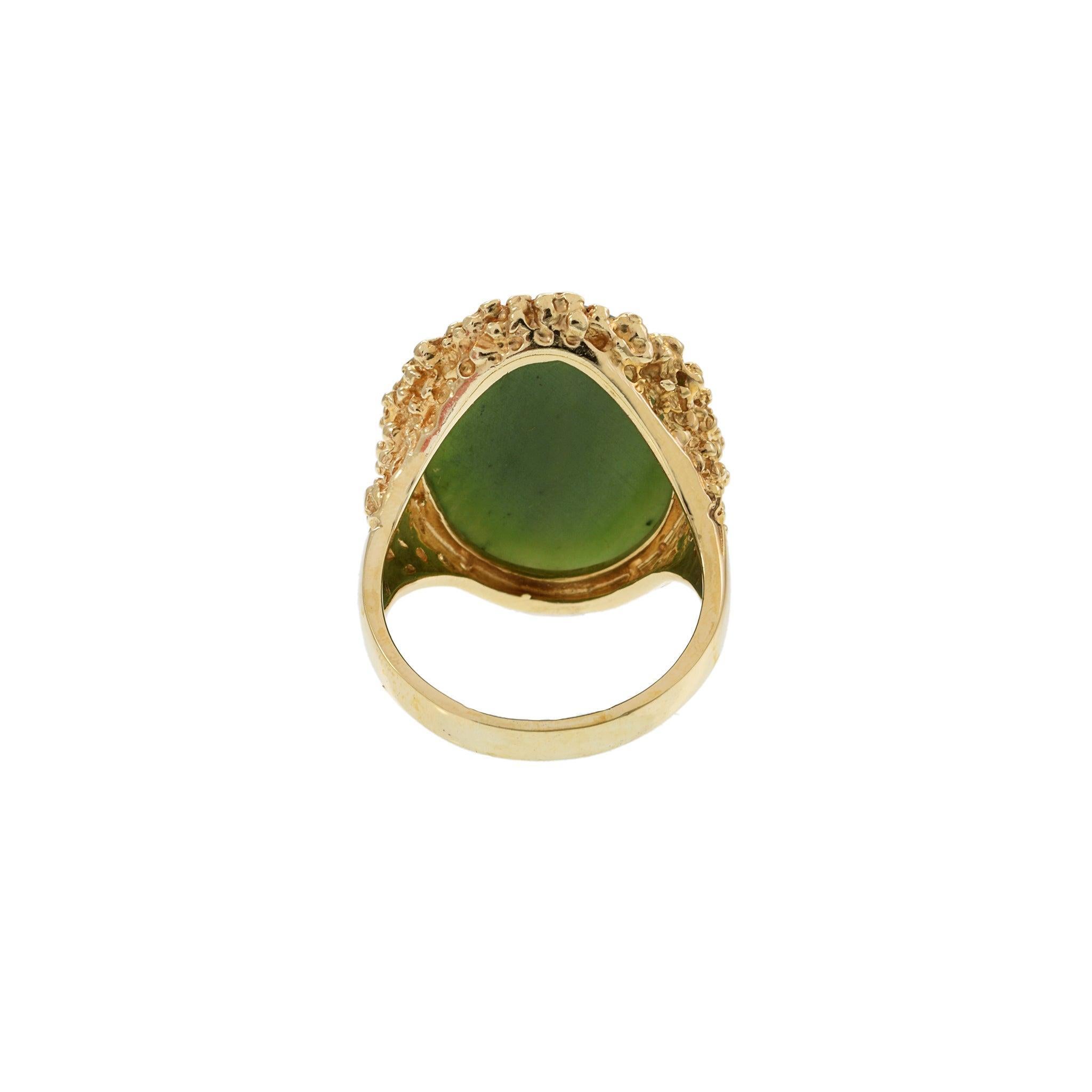 Men's Vintage Oval Jade Ring in 14KT Yellow Gold For Sale 2