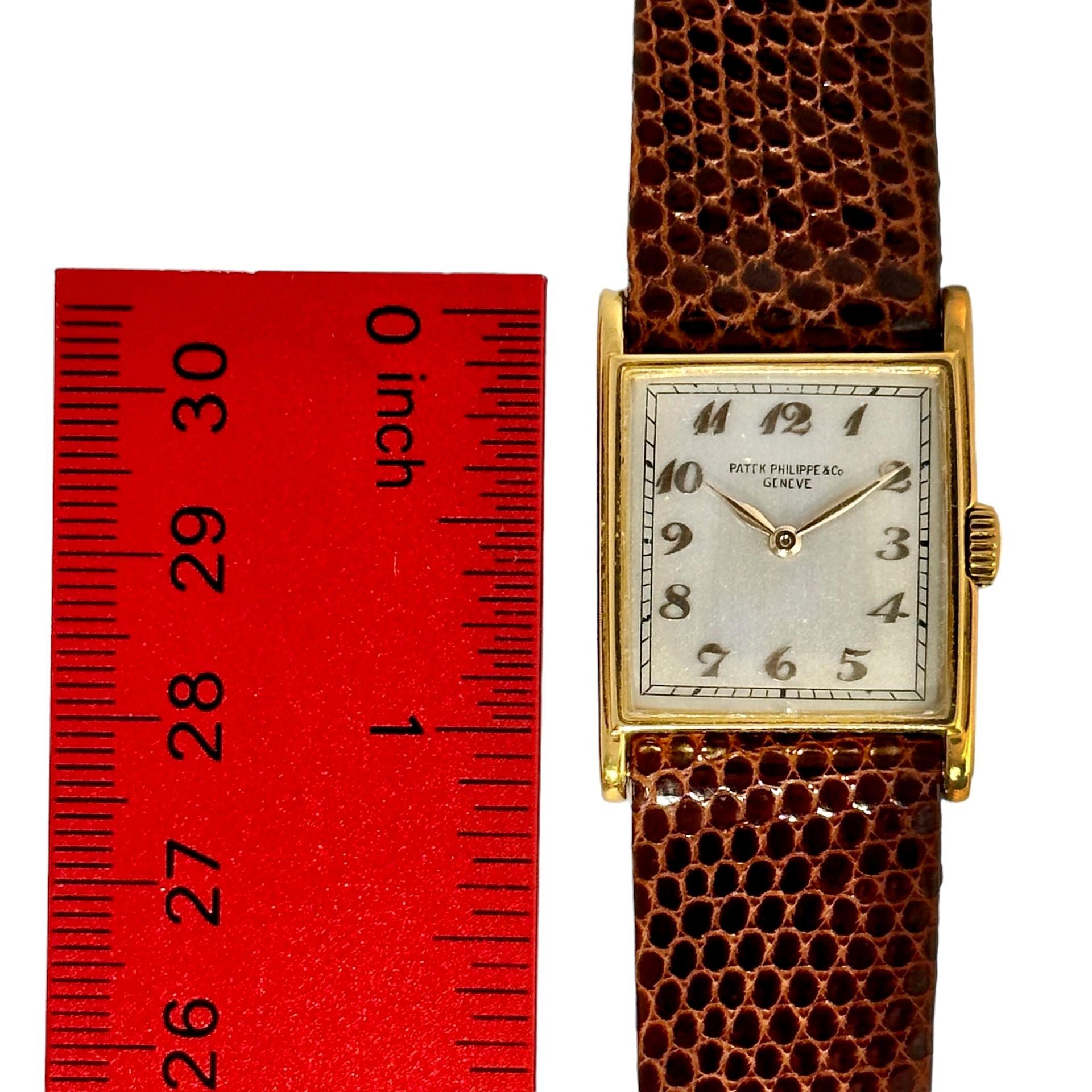 Herrenuhr Vintage Rectangular Patek Philippe 18K Gold mit braunem Eidechsenarmband im Zustand „Gut“ in Palm Beach, FL