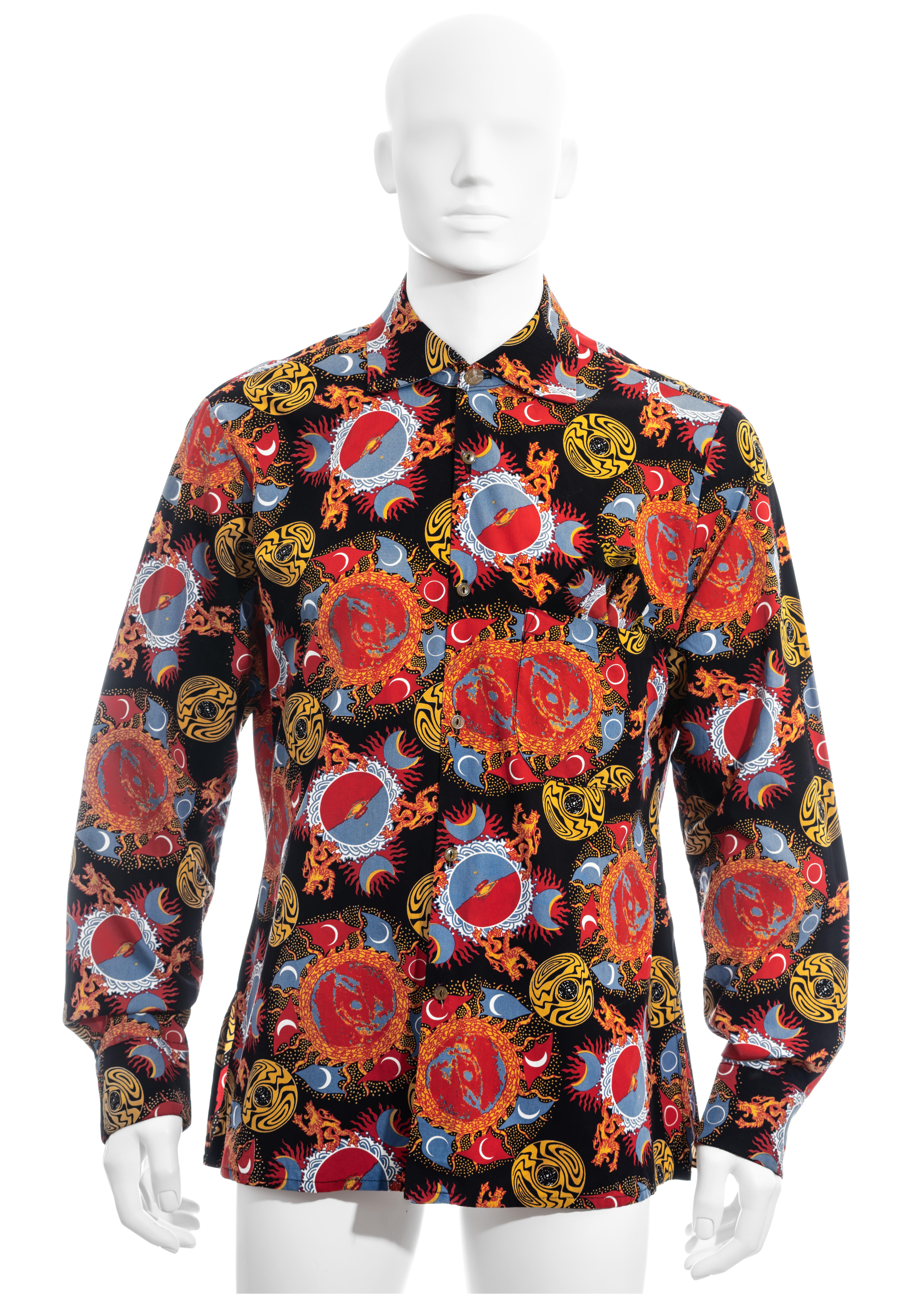 ▪ Men's Vivienne Westwood galaxy print shirt
▪ 100% Cotton
▪ Matching pocket square 
▪ 'Time Machine' collection
▪ Size 40 
▪ Spring-Summer 1988