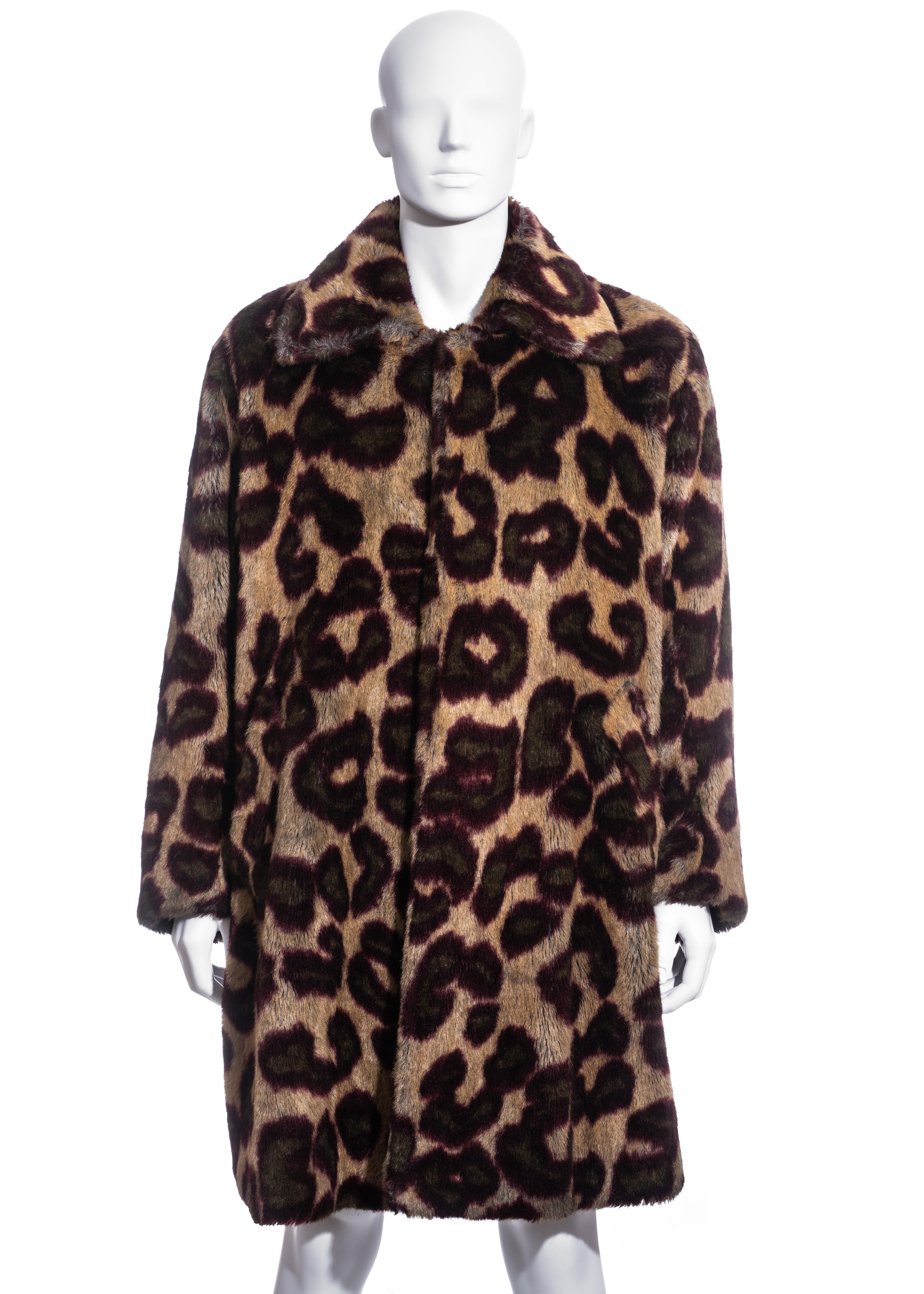 ▪ Unisex Vivienne Westwood leopard print coat
▪ Faux fur
▪ Hidden front hook fastenings
▪ Two side pockets
▪ Relaxed fit
▪ Size 48
▪ Fall-Winter 1998