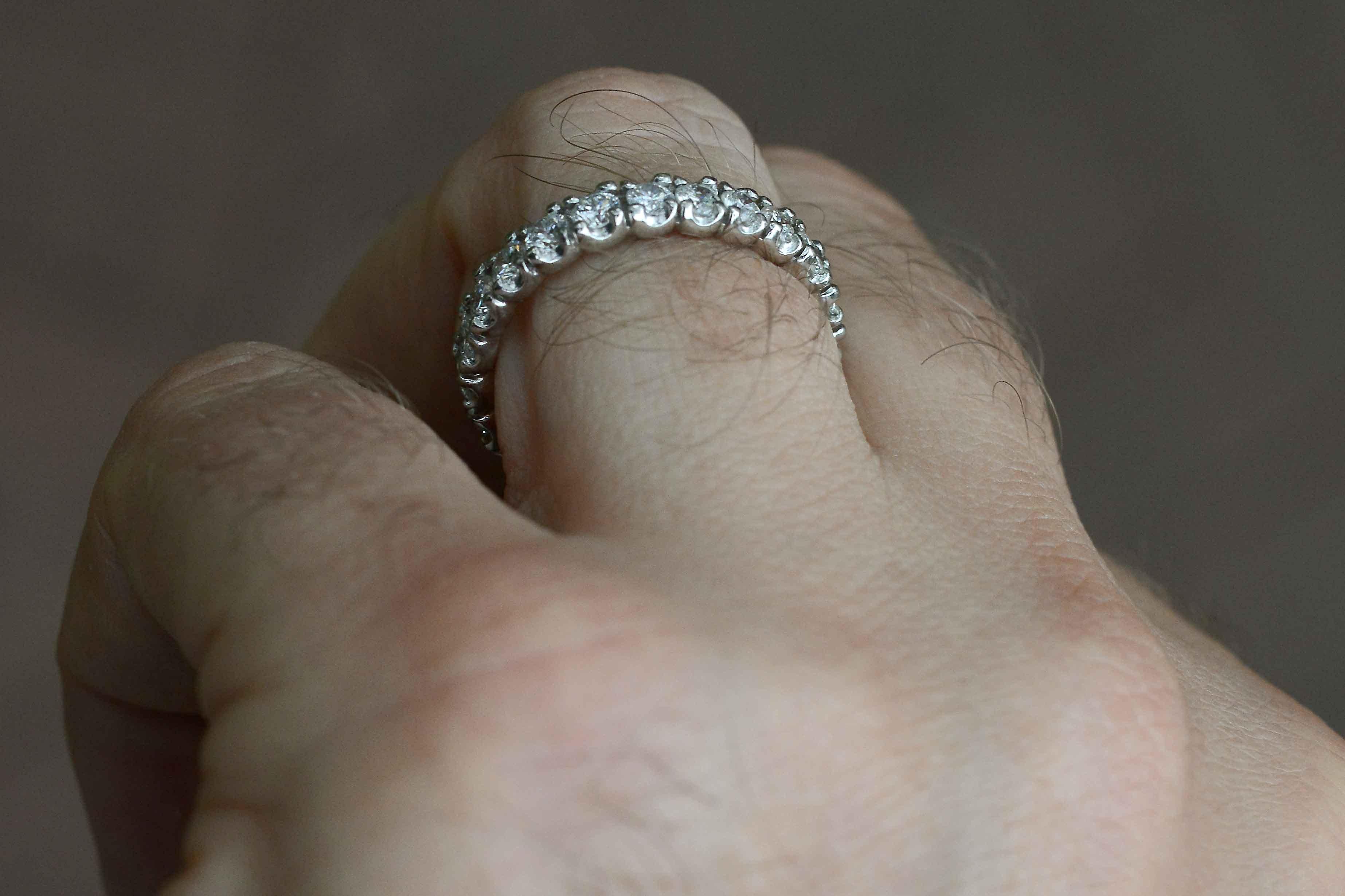 Contemporain Anneau de mariage unisexe vintage en platine avec diamant pour l'éternité en vente