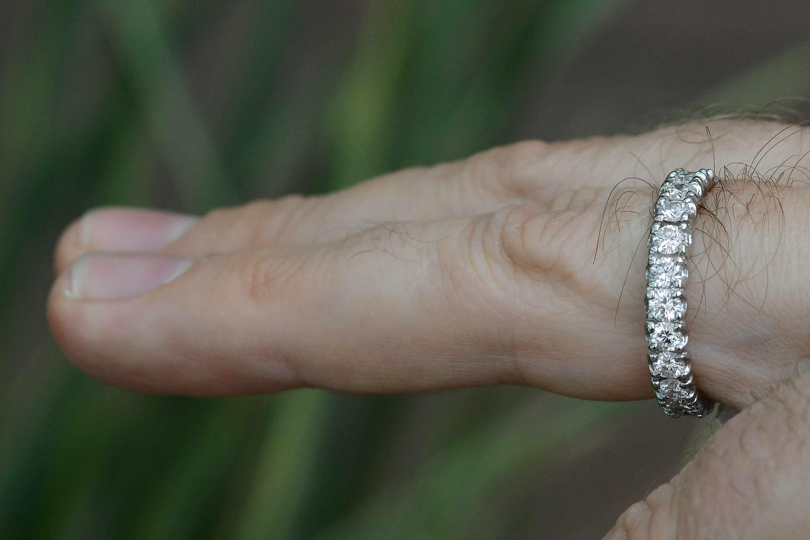 Taille brillant Anneau de mariage unisexe vintage en platine avec diamant pour l'éternité en vente