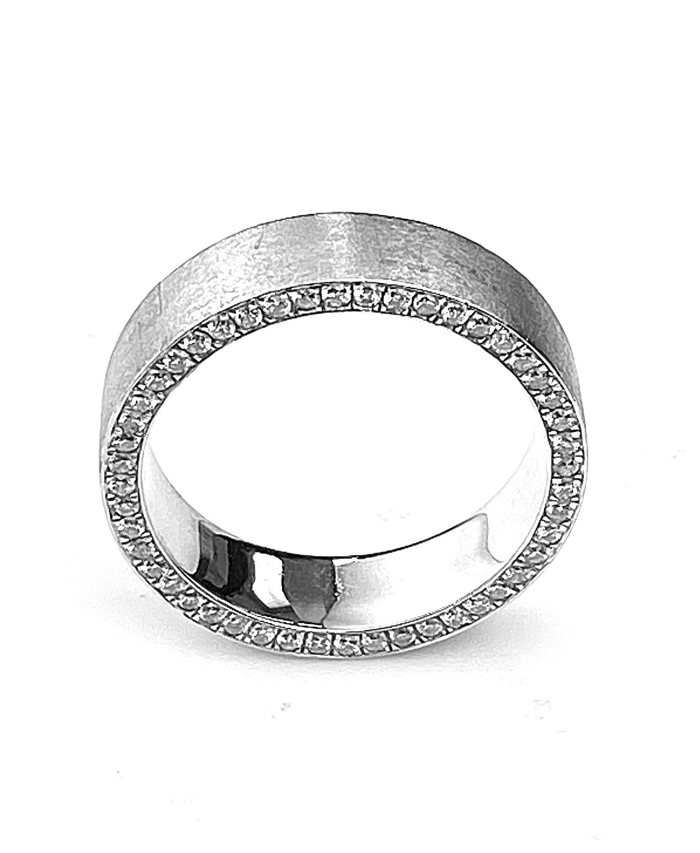 Men's wedding band in 18kt white gold, set with 0.94ct white diamonds on both ring sides on flat edges, 0.94ct total. Diamonds are F/G colour and VS/SI1 clarity.  Ring size 9 3/4. Finished on top surface with light satin finish.