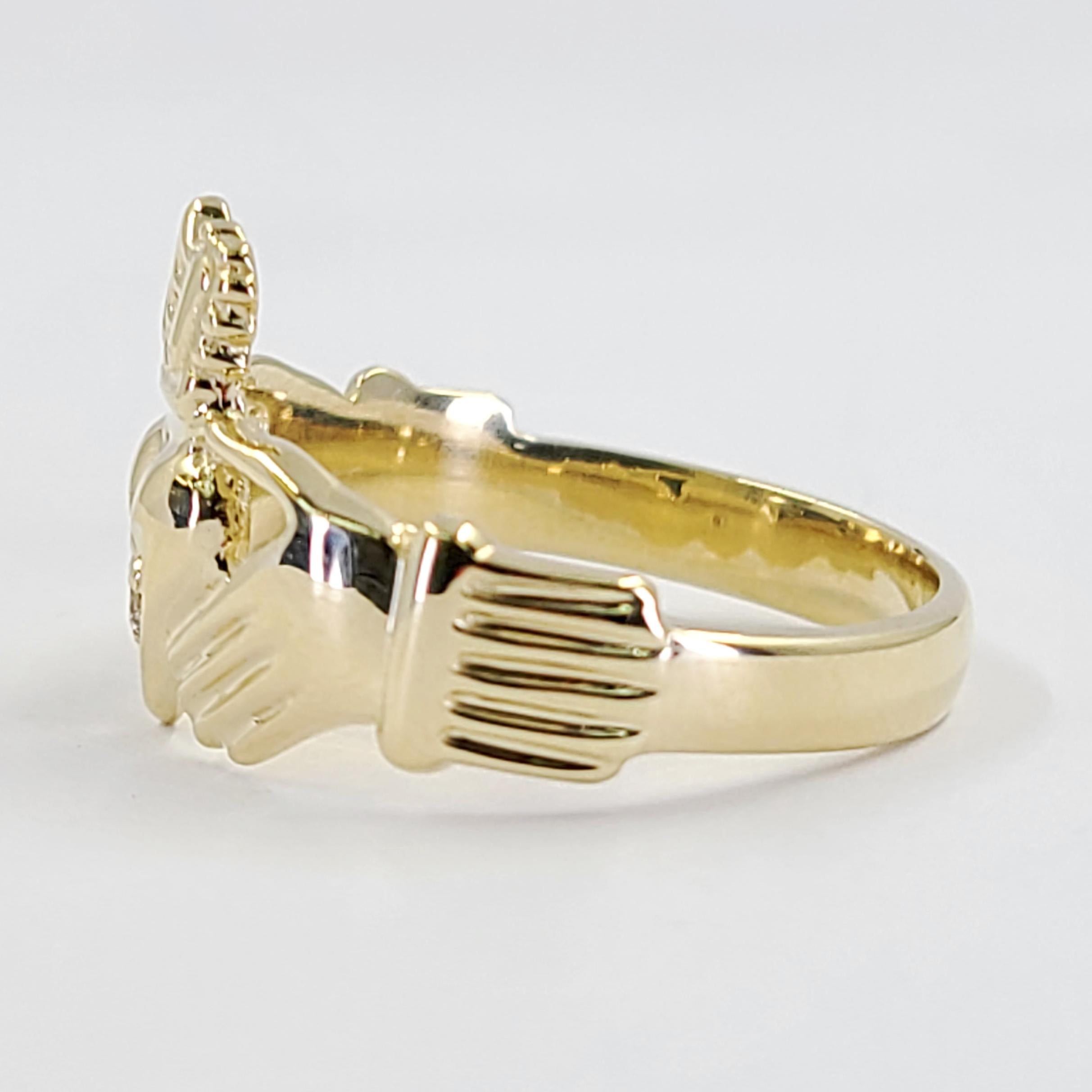 Men's Yellow Gold Claddagh Heart Ring In Good Condition In Coral Gables, FL