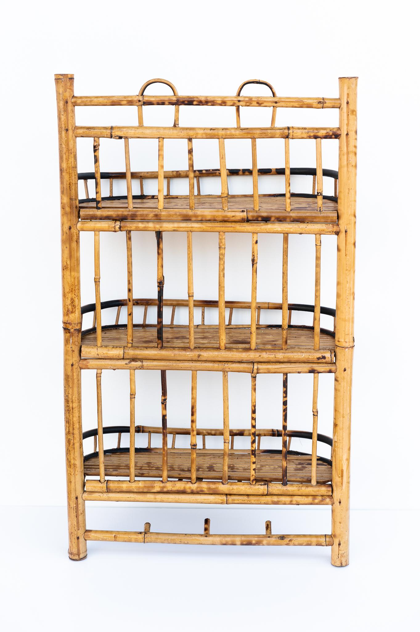Estantería de pared de bambú,Made in Italy, años 60. 
Preciosa estantería de pared de tres niveles hecha de bambú y mimbre. Esta estantería es ligera pero tiene una estructura robusta. El estado es excelente y tiene un bonito color miel. 
El precio