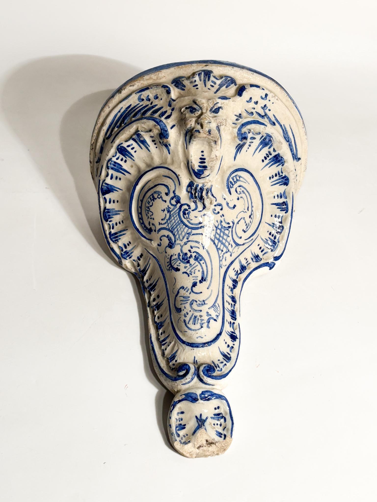 Italienisches Wandregal aus Keramik Weiß und Blau Anfang des 20 (Art nouveau) im Angebot