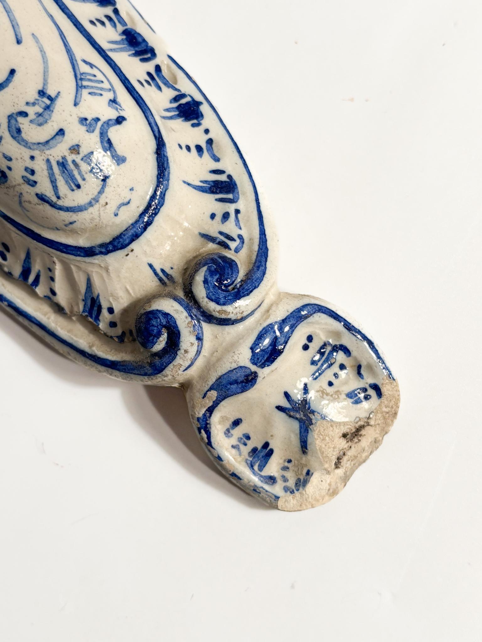 Italienisches Wandregal aus Keramik Weiß und Blau Anfang des 20 (Early 20th Century) im Angebot