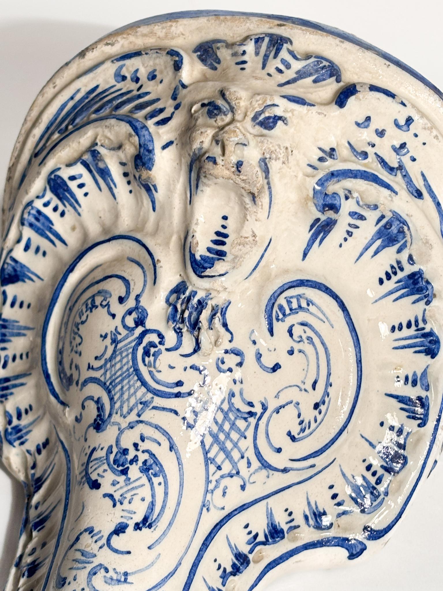 Italienisches Wandregal aus Keramik Weiß und Blau Anfang des 20 im Angebot 3