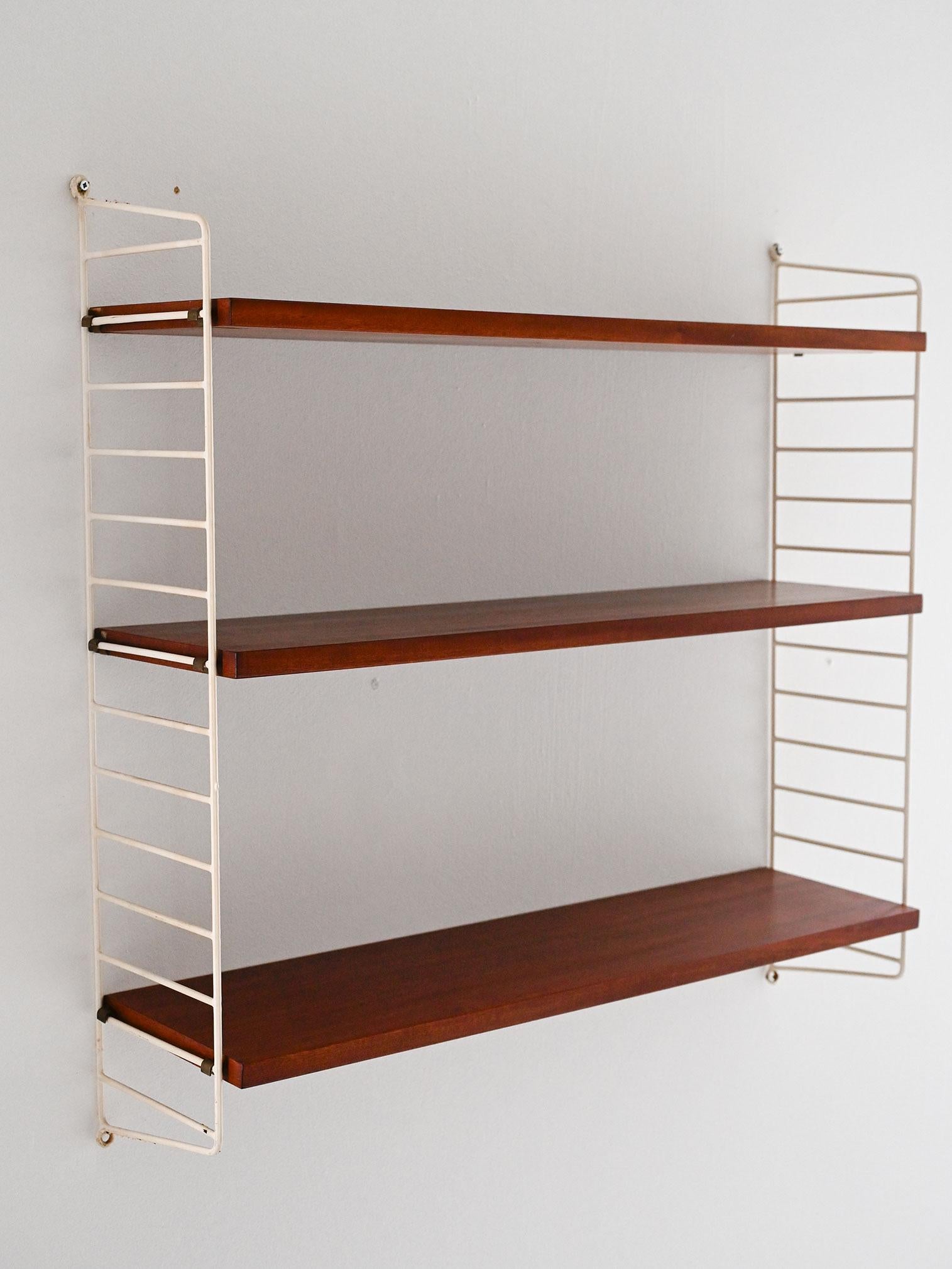 Hylla Skandinavisches Regal aus Mahagoni im Vintage-Stil (Scandinavian) im Angebot