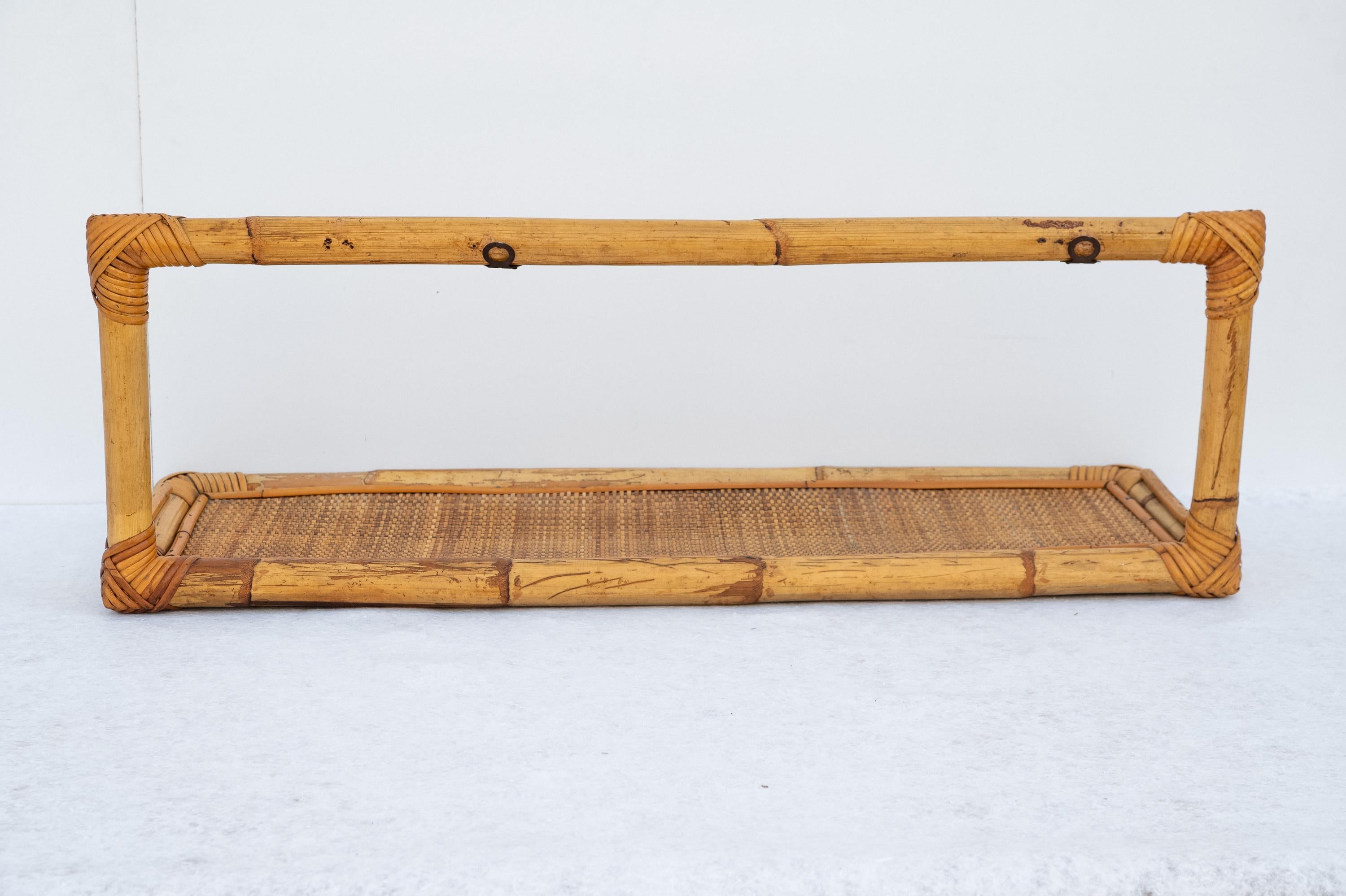 Regal aus Bambus, hergestellt in Italien, 1960er Jahre. 
Regal aus Bambus und Rattan.Der Zustand ist ausgezeichnet, er kann leichte alters- und gebrauchsbedingte Spuren aufweisen. 
Der Preis für den Versand ist für das italienische Staatsgebiet, für