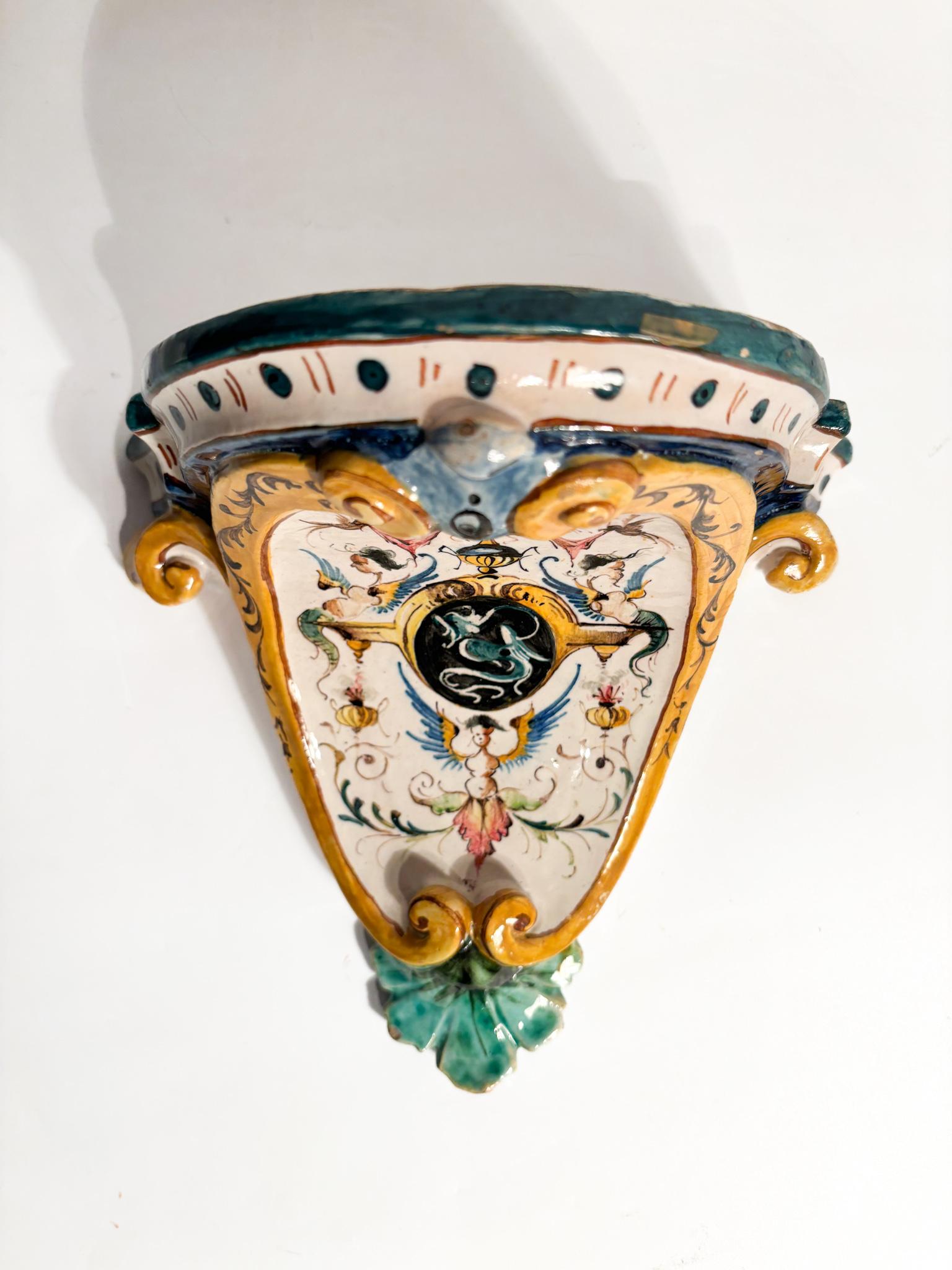 Mensola da parete in ceramica di Faenza dipinta a mano, realizzata nei primi anni del XX Secolo 

Ø cm 19 Ø cm 14 h cm 21

Le mensole antiche in ceramica sono oggetti affascinanti che uniscono la funzionalità all'estetica del passato. Rappresentano