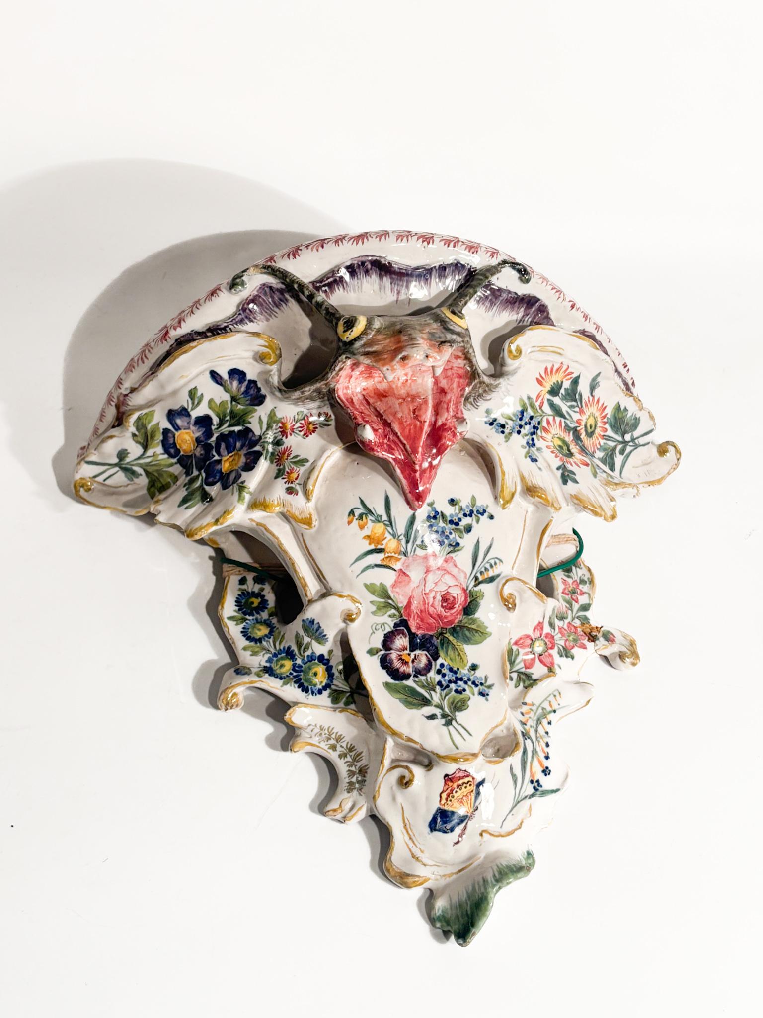 Mensola in Ceramica di Nove di Bassano con fiori e fiera, dipinta a mano da Gian Battista Viero e realizzata nel XIX Secolo. Sono stati eseguiti dei restauri come mostrato nelle immagini. 

Ø cm 22 Ø cm 12 h cm 26

Giovan Battista Viero fu un