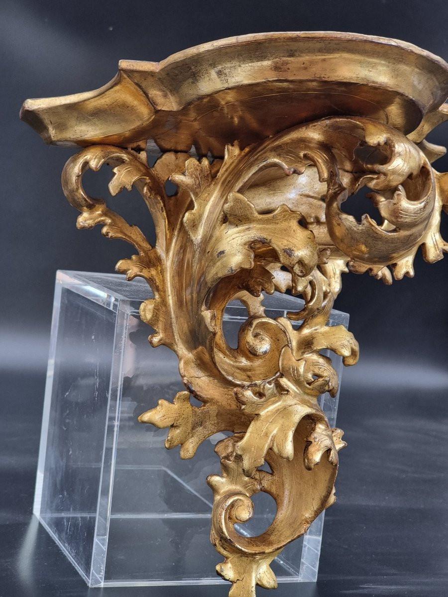 Ein raffiniertes florentinisches Regal aus der Mitte des 19. Jahrhunderts, vollständig von Hand aus Massivholz geschnitzt und fein mit Blattgold vergoldet. Das Werk zeichnet sich durch eine sehr reiche Bildhauerarbeit mit phytomorphen und