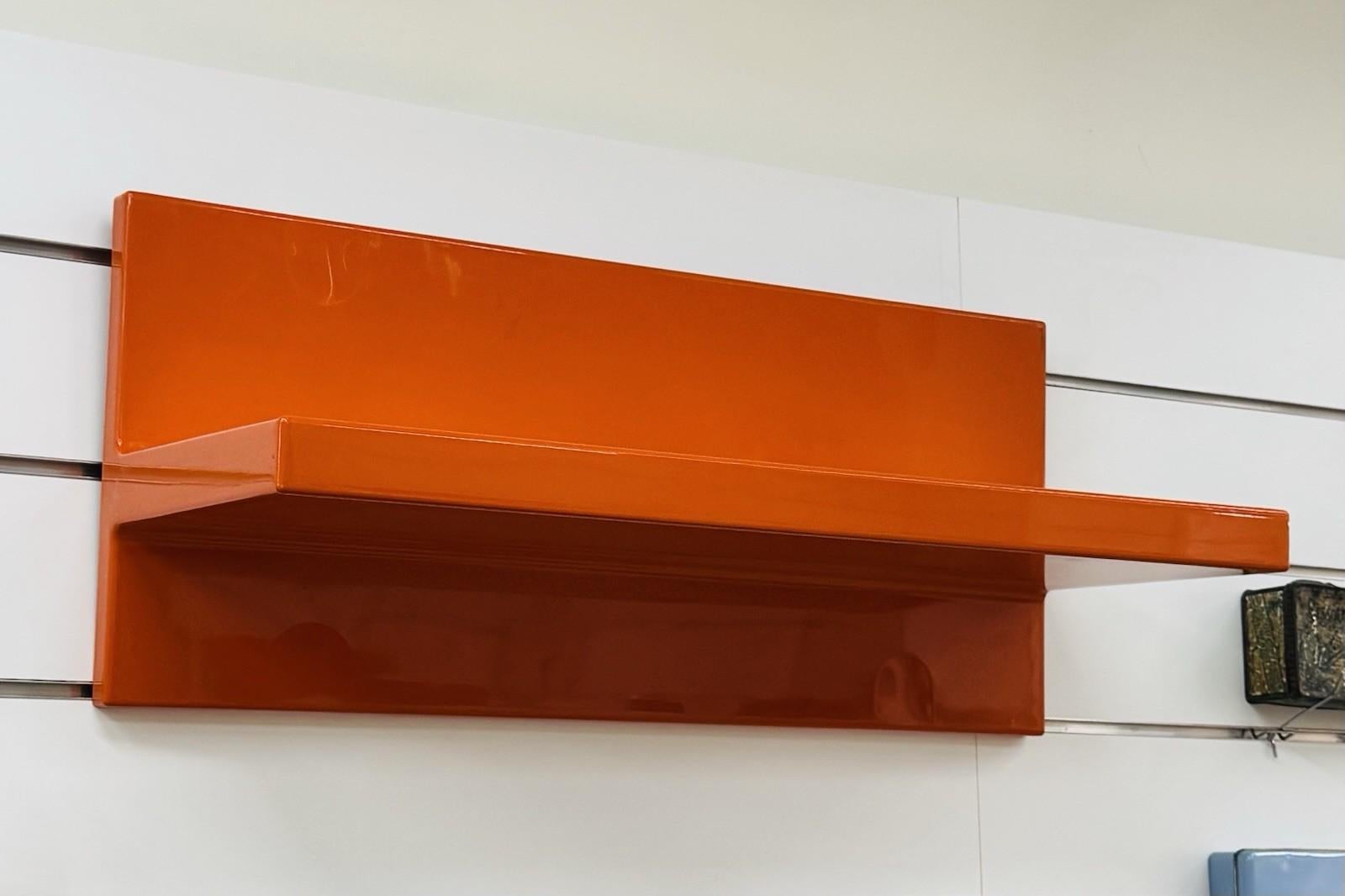 Kartell Marcello Siard Orange Shelf 1970s Modern Design.

Entirely immaterial original plastic of the period. Item is in good conservative condition, present slight and obvious signs of time due to use and age. (Please see photos)

2 pieces