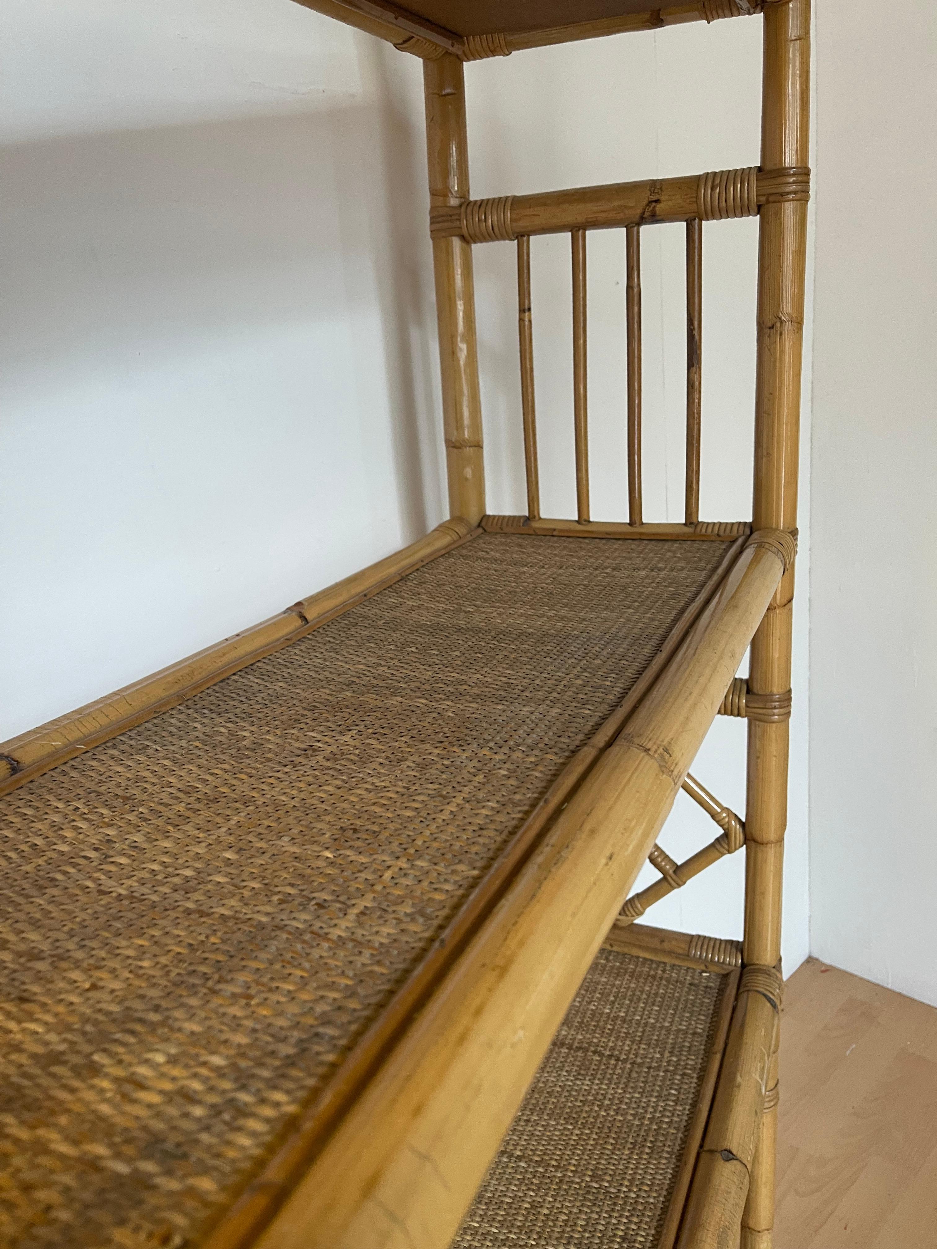 Estantería vintage de bambú y ratán años 70 en venta 3