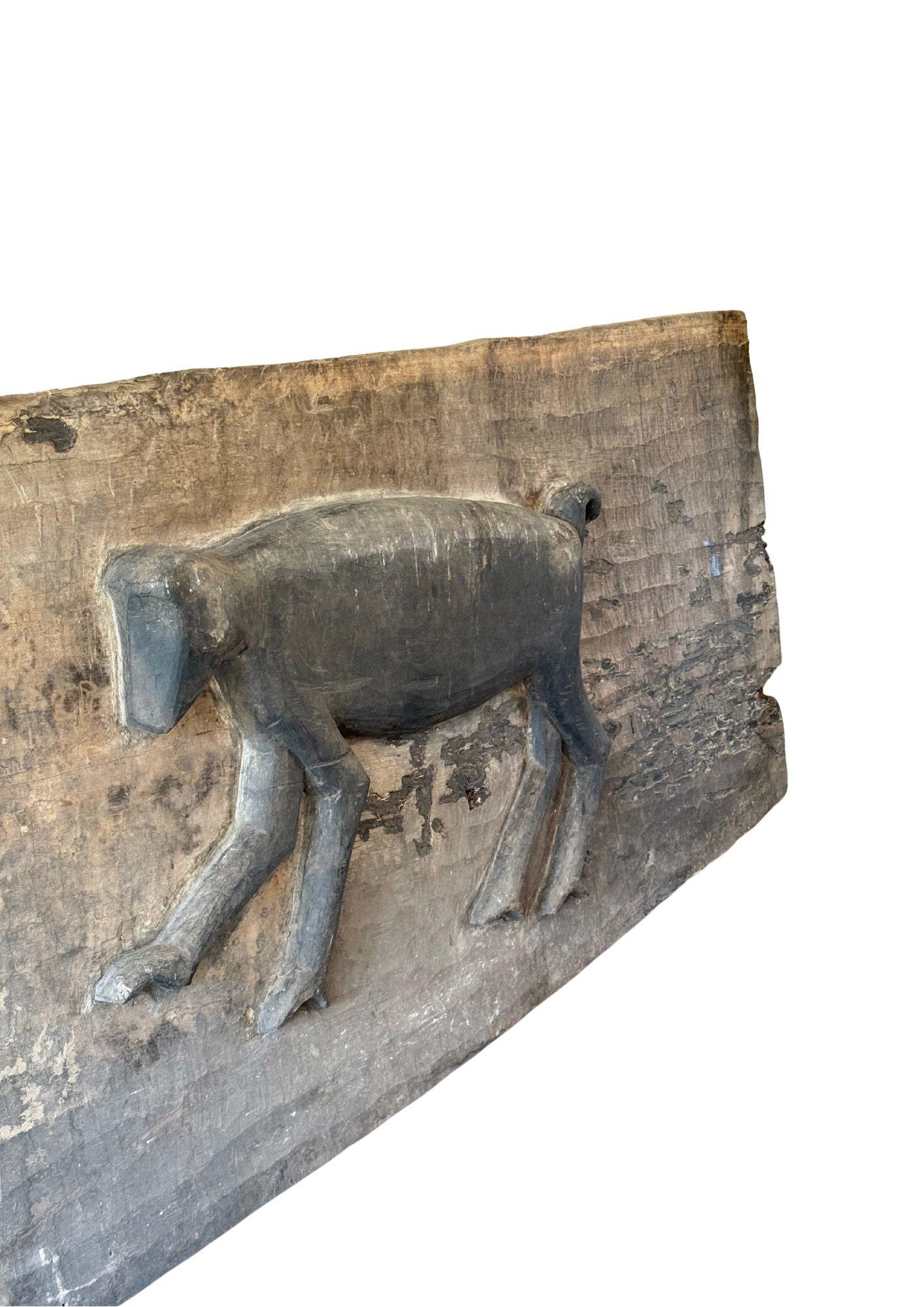 Llamativa talla de gibón Bilou en panel de puerta tribal de las Mentawai c. 1900 en venta 2