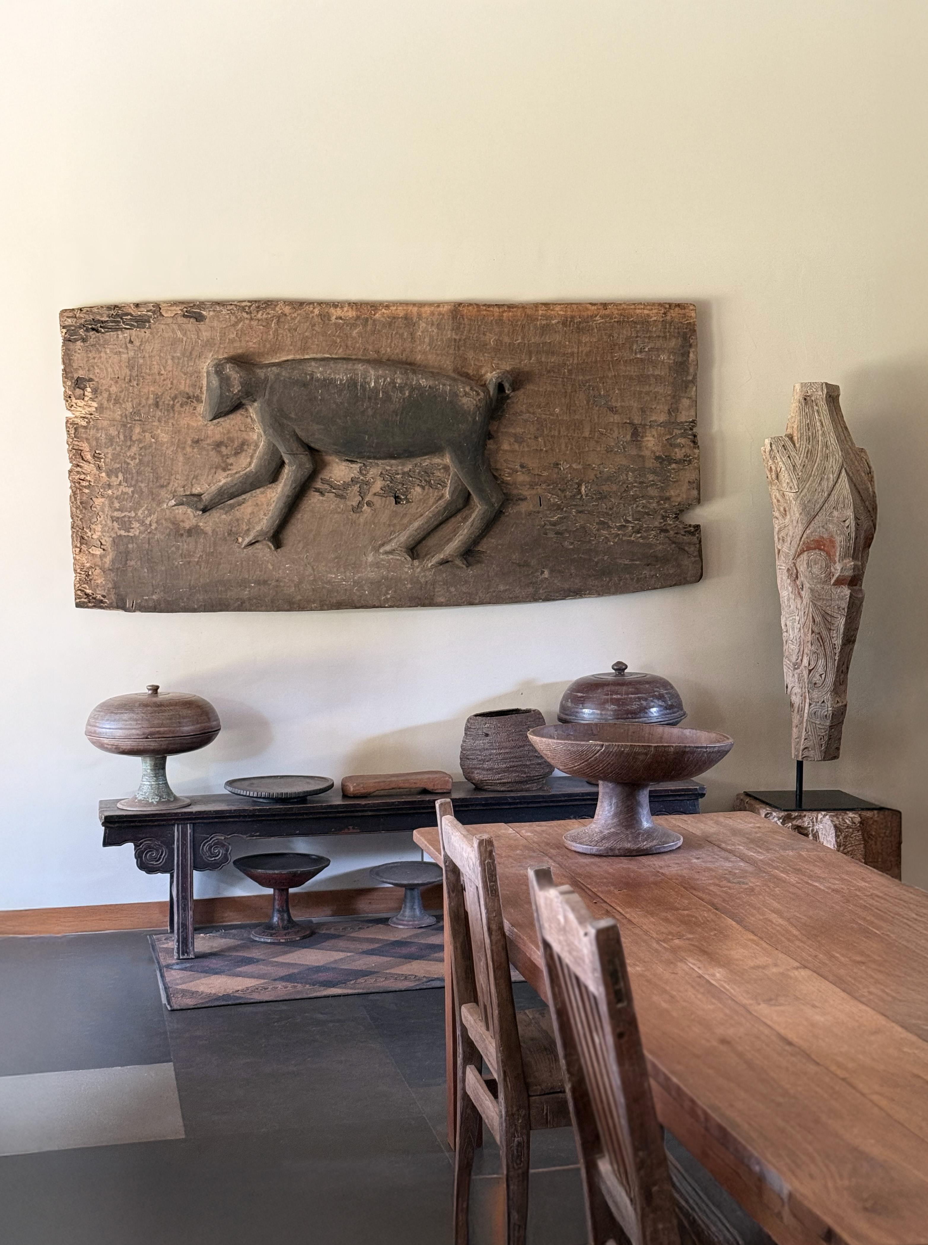 Llamativa talla de gibón Bilou en panel de puerta tribal de las Mentawai c. 1900 Tribal en venta