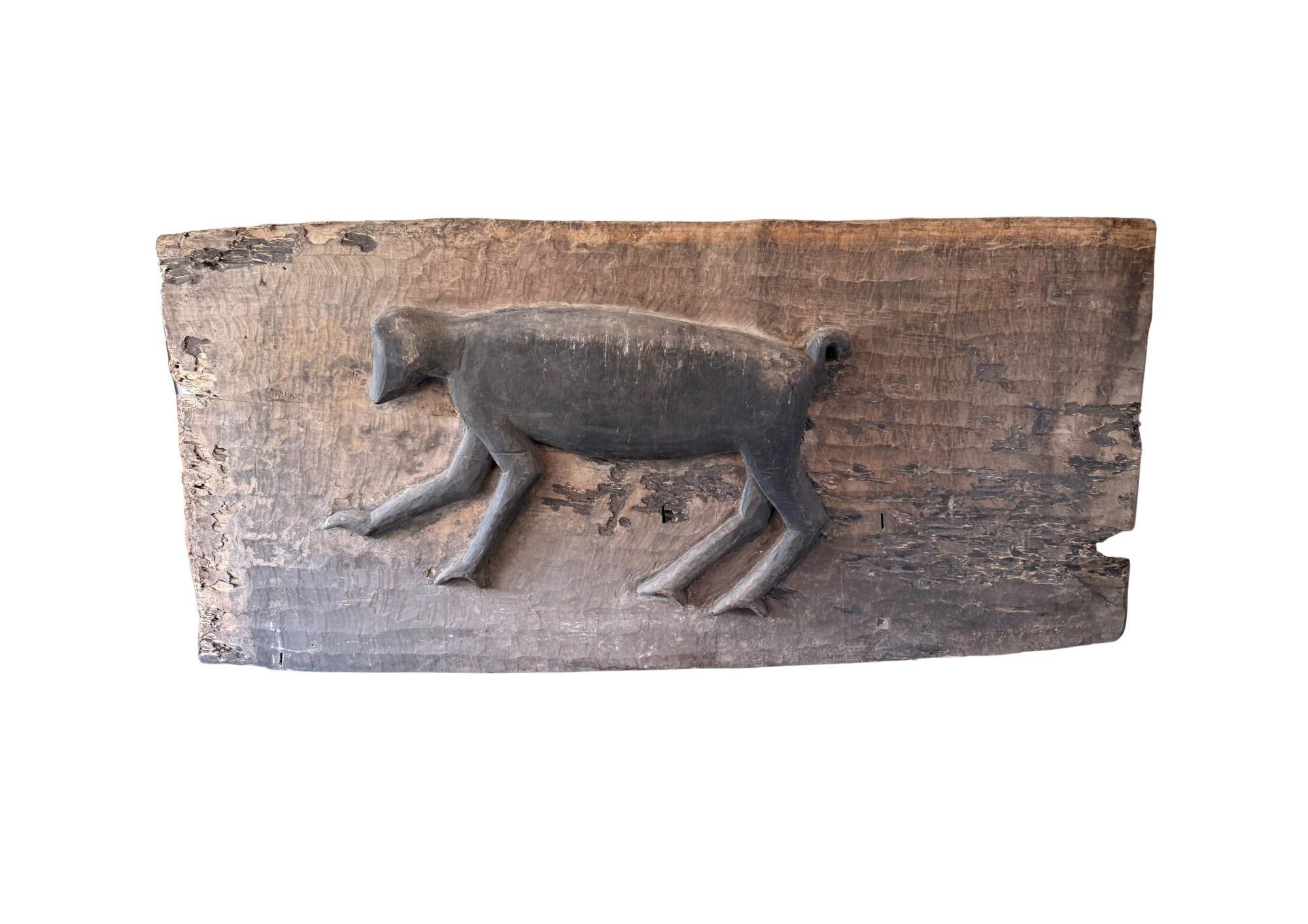 Llamativa talla de gibón Bilou en panel de puerta tribal de las Mentawai c. 1900 Indonesio en venta