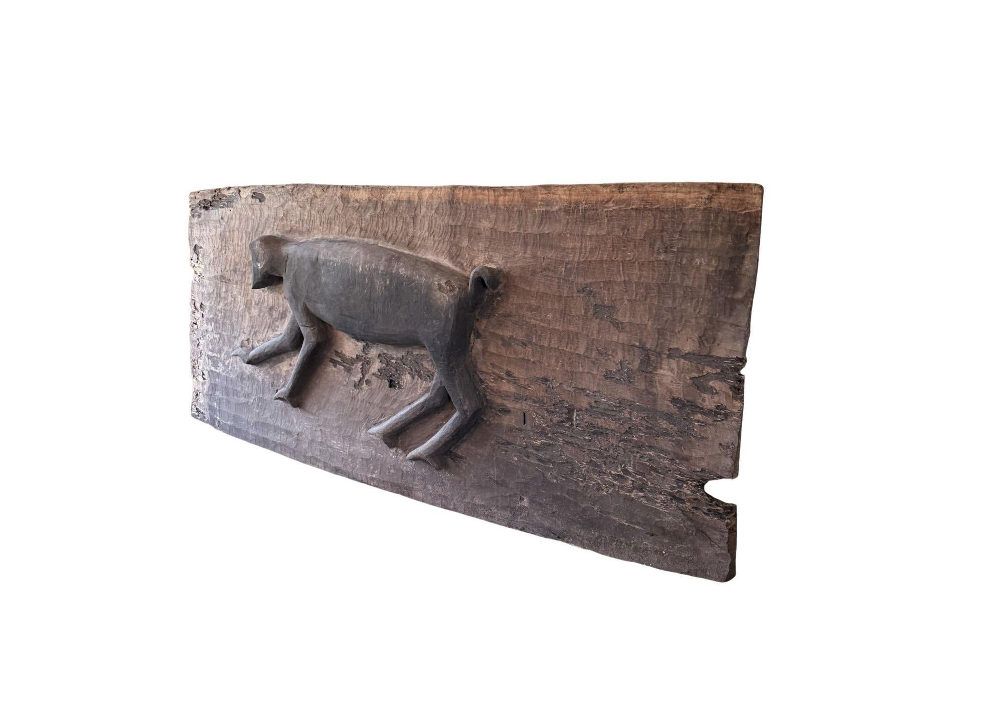 Llamativa talla de gibón Bilou en panel de puerta tribal de las Mentawai c. 1900 principios del siglo XX en venta