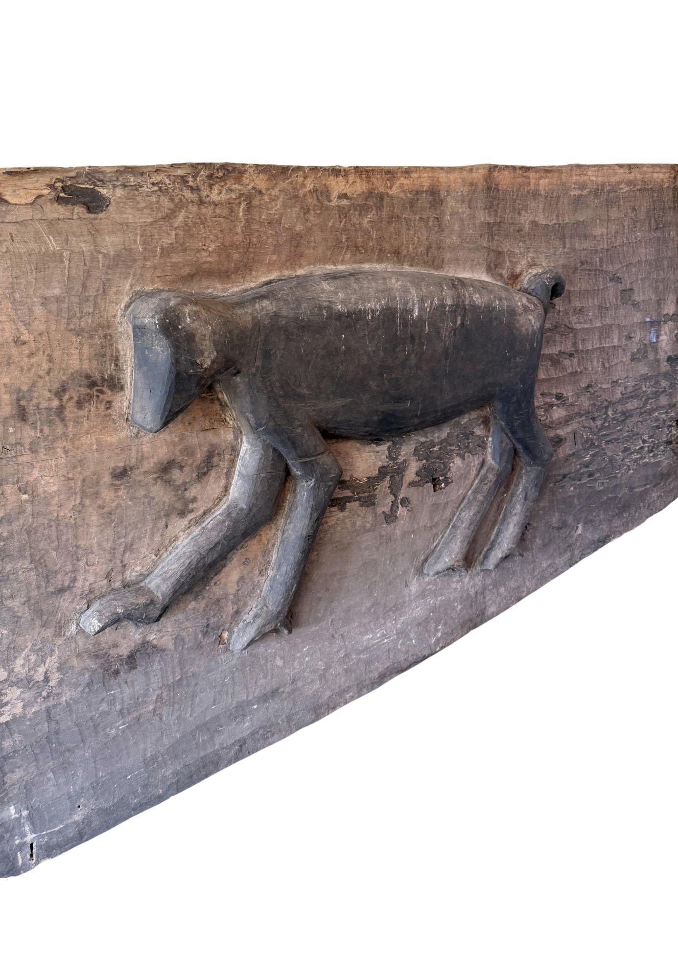 Llamativa talla de gibón Bilou en panel de puerta tribal de las Mentawai c. 1900 Madera en venta