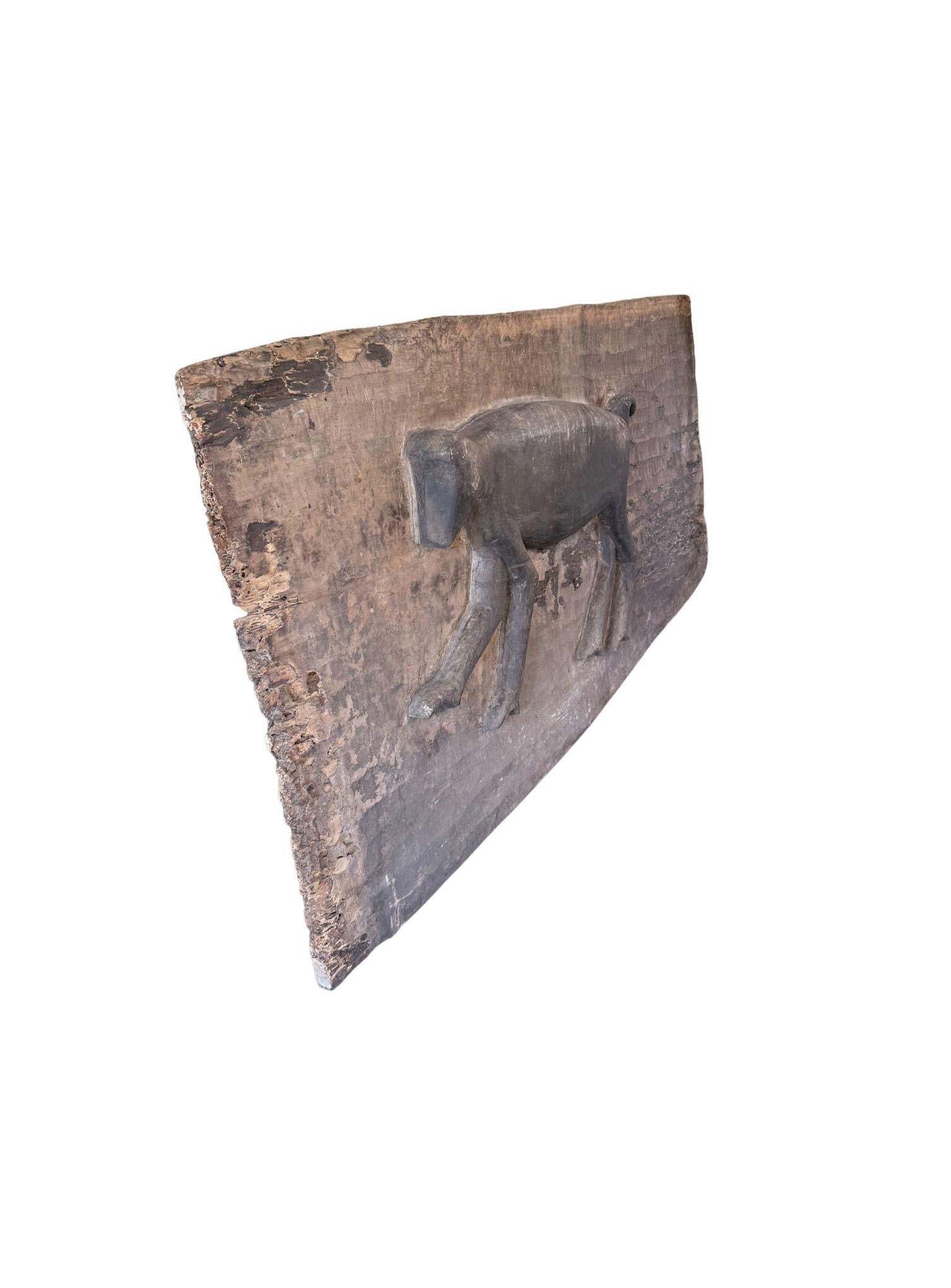 Llamativa talla de gibón Bilou en panel de puerta tribal de las Mentawai c. 1900 en venta 1