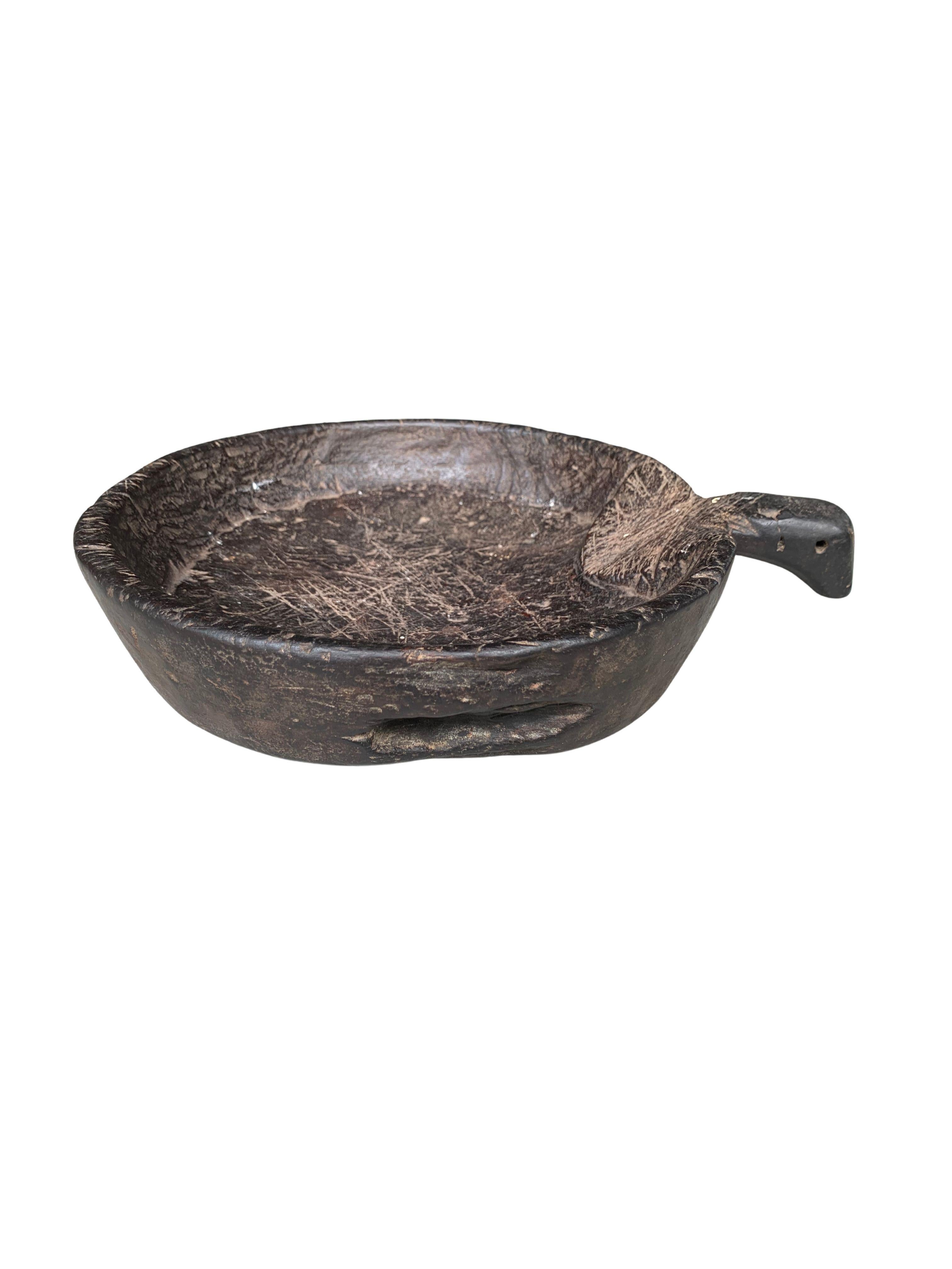 Crafted from ironwood this Mentawai tribe bowl features a handle and subtle wood detailing. A wonderful decorative bowl or table centrepiece certain to invoke conversation. The Mentawai tribes are situated on a series of islands off the western