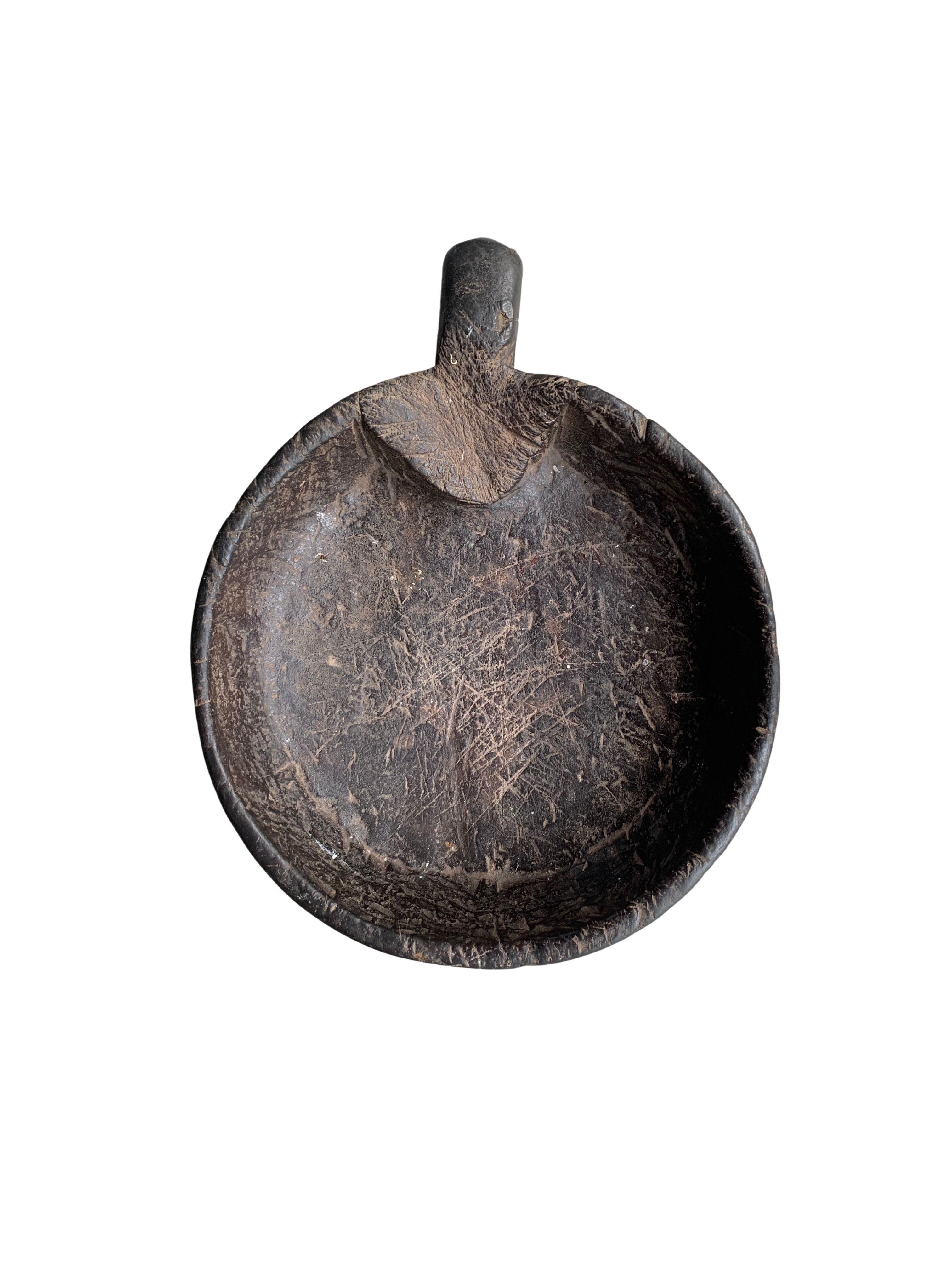 Mentawai Tribe Hand-Carved Wooden Bowl with Handle, c. 1900 In Good Condition For Sale In Jimbaran, Bali