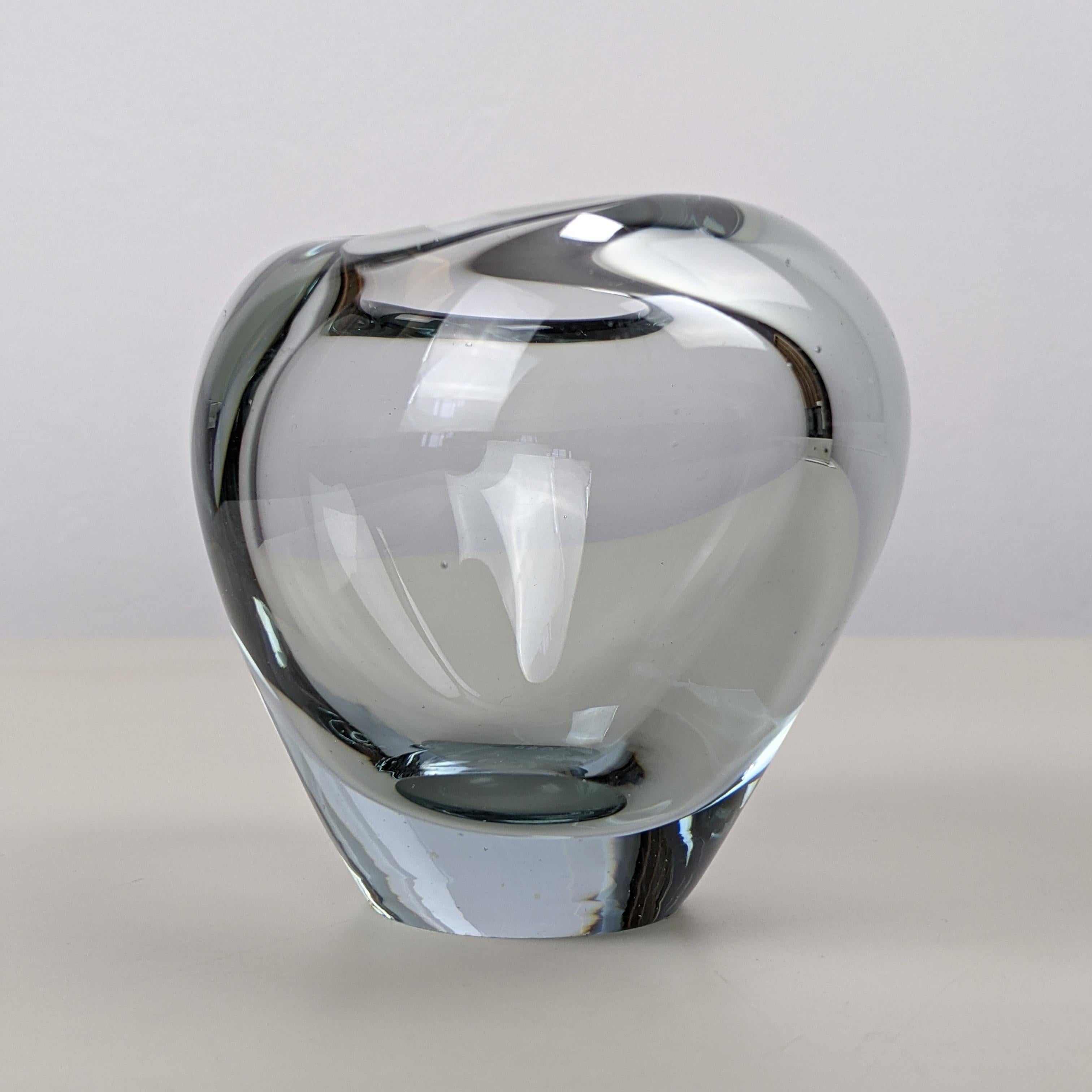 Mid-Century Modern ‘Menuet’ Small Heart-Shaped Vase by Per Lütken for Holmegaard, C. 1960 For Sale
