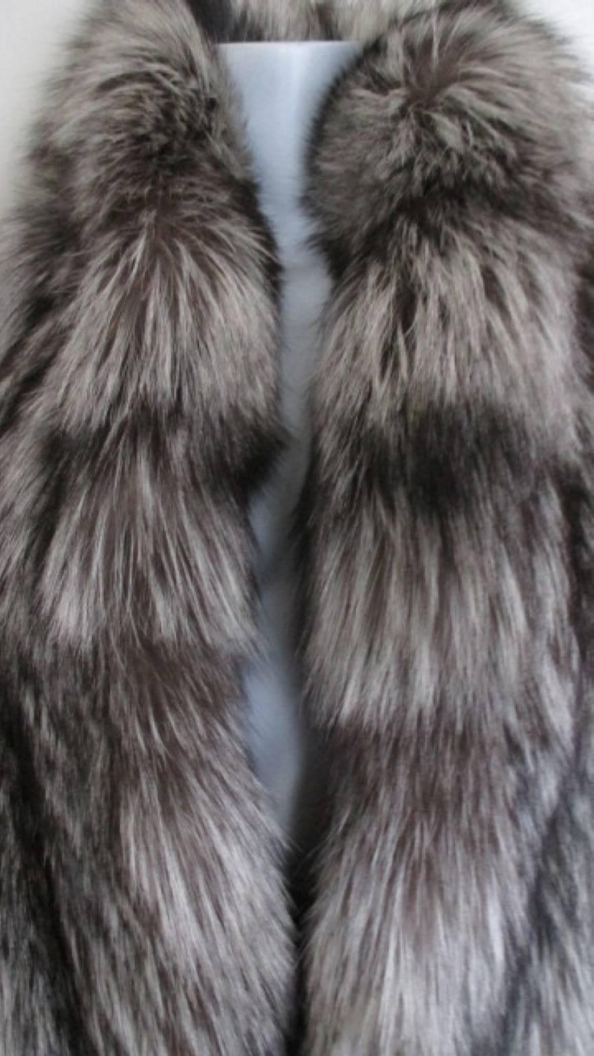 This fur coat is made of very soft quality silver fox.

We offer more luxury fur items, view our frontstore

Details:
With 5 closing hooks and 2 pockets.
This coat can be worn by male or female.
Was manufactured by L. Smacke in Germany.
Fully