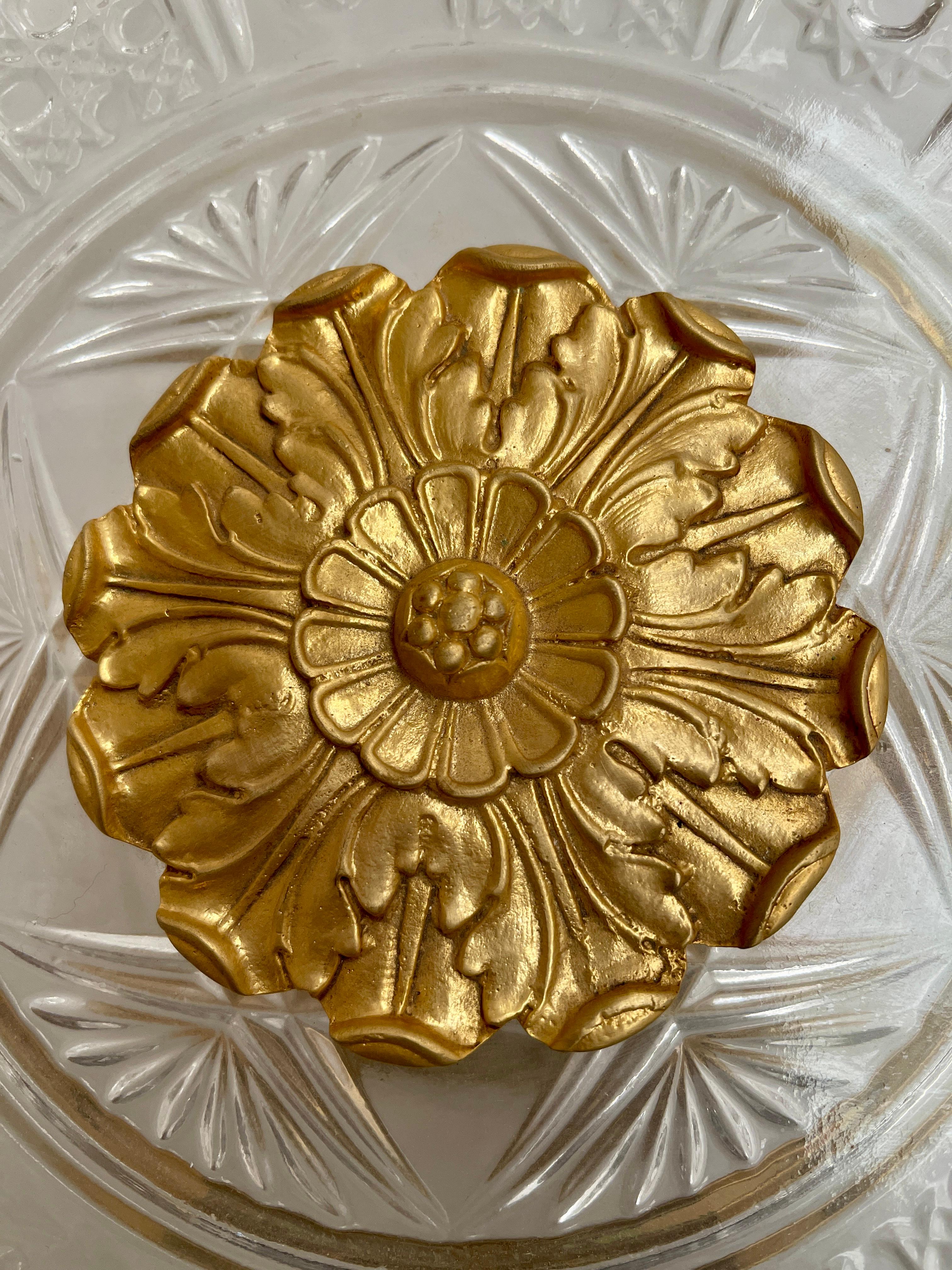 Wunderschöner Tafelaufsatz aus italienischem Kristall und 24 Karat vergoldeter Bronze im Angebot 3