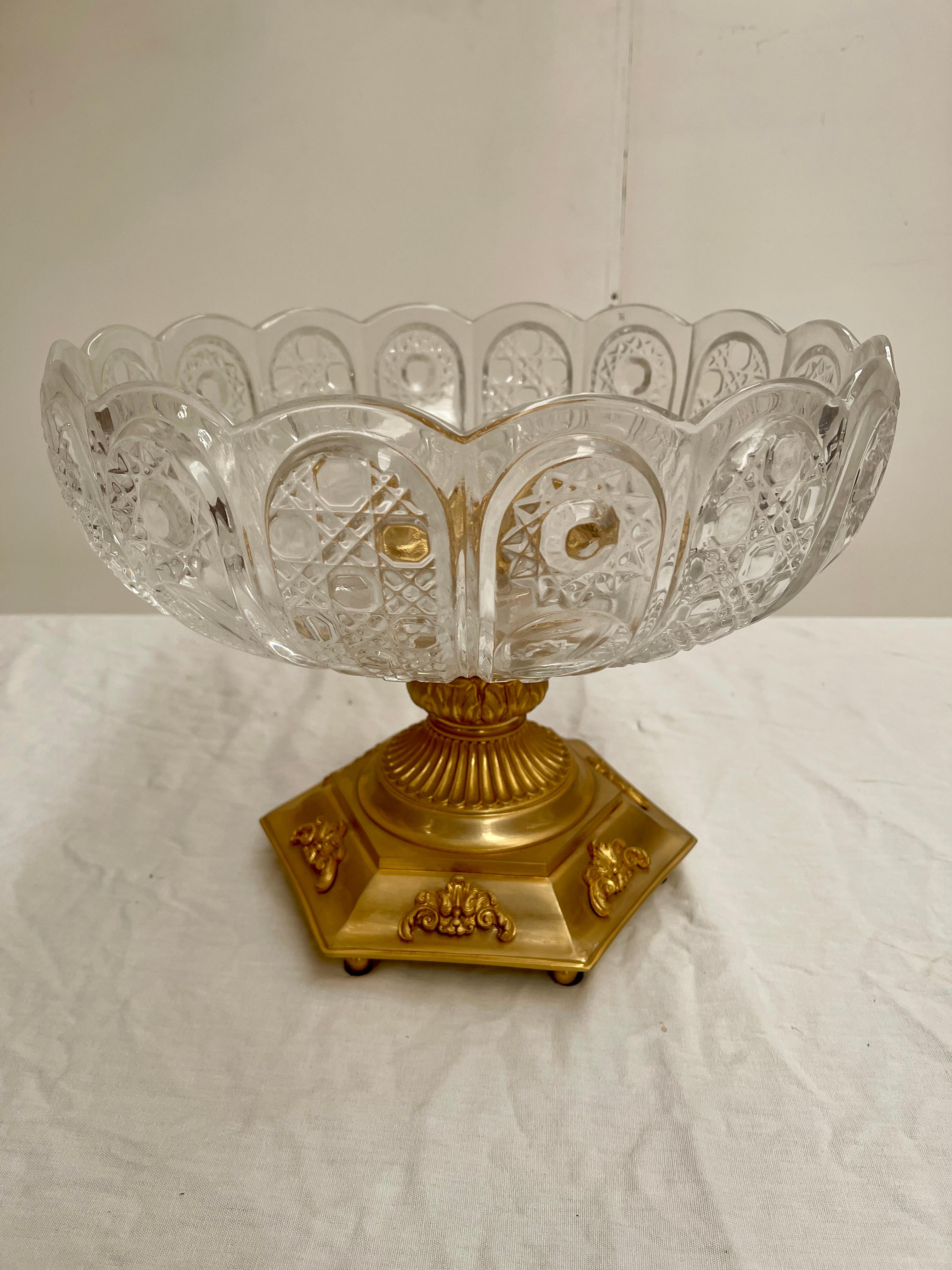 Wunderschöner Tafelaufsatz aus italienischem Kristall und 24 Karat vergoldeter Bronze (Italian) im Angebot