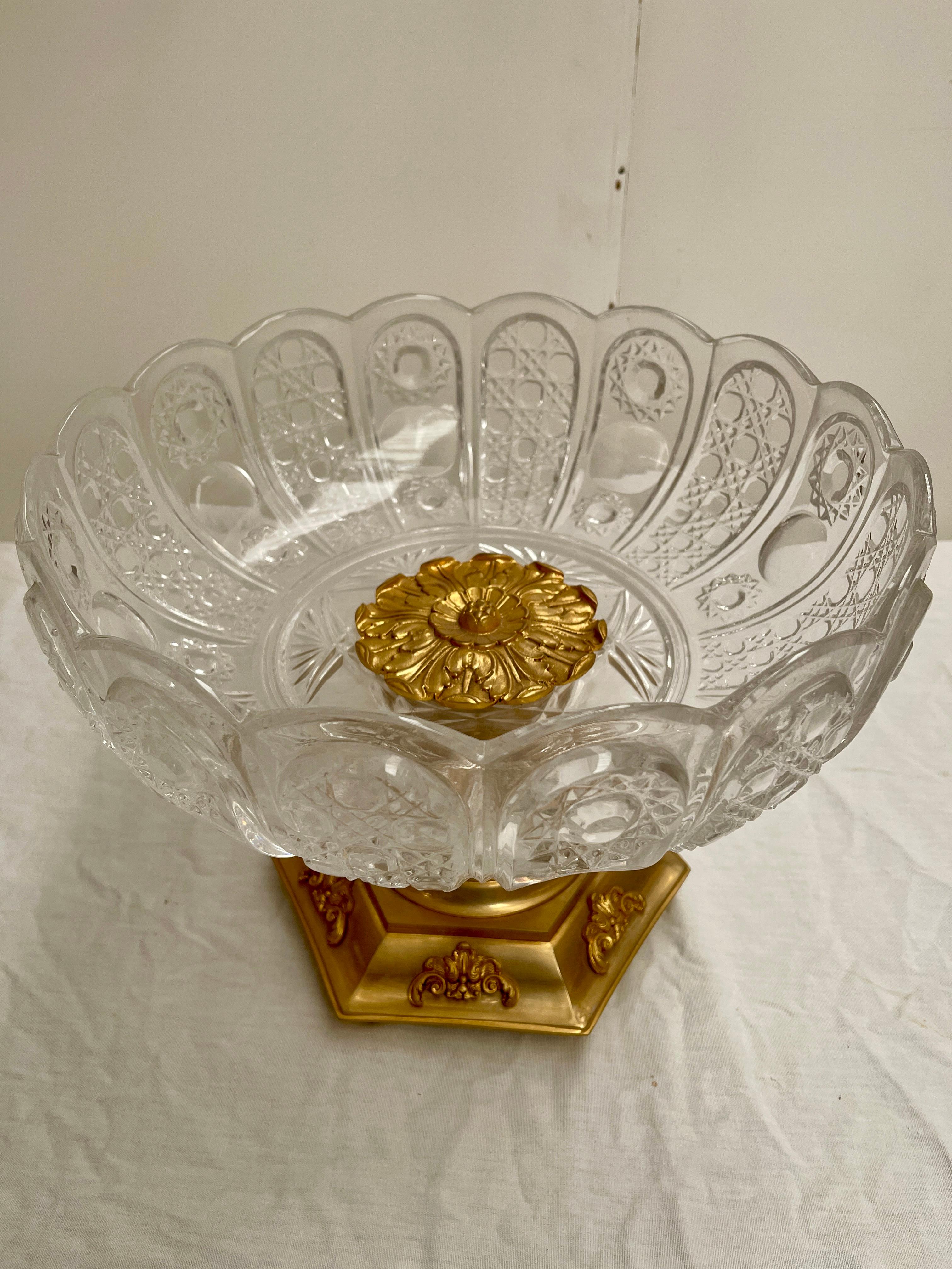 Wunderschöner Tafelaufsatz aus italienischem Kristall und 24 Karat vergoldeter Bronze (20th Century) im Angebot