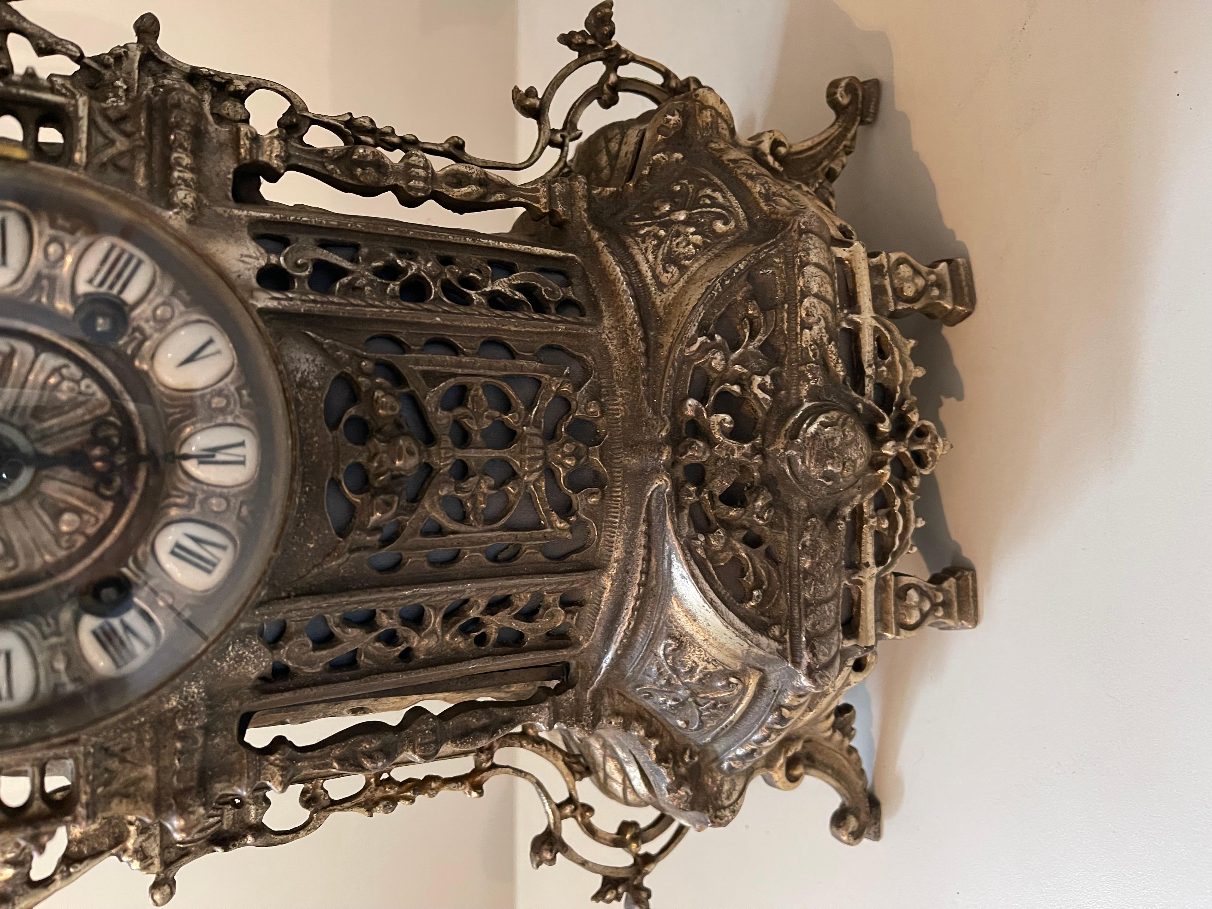 Autre Merveilleuse horloge en laiton de style baroque à poser en vente