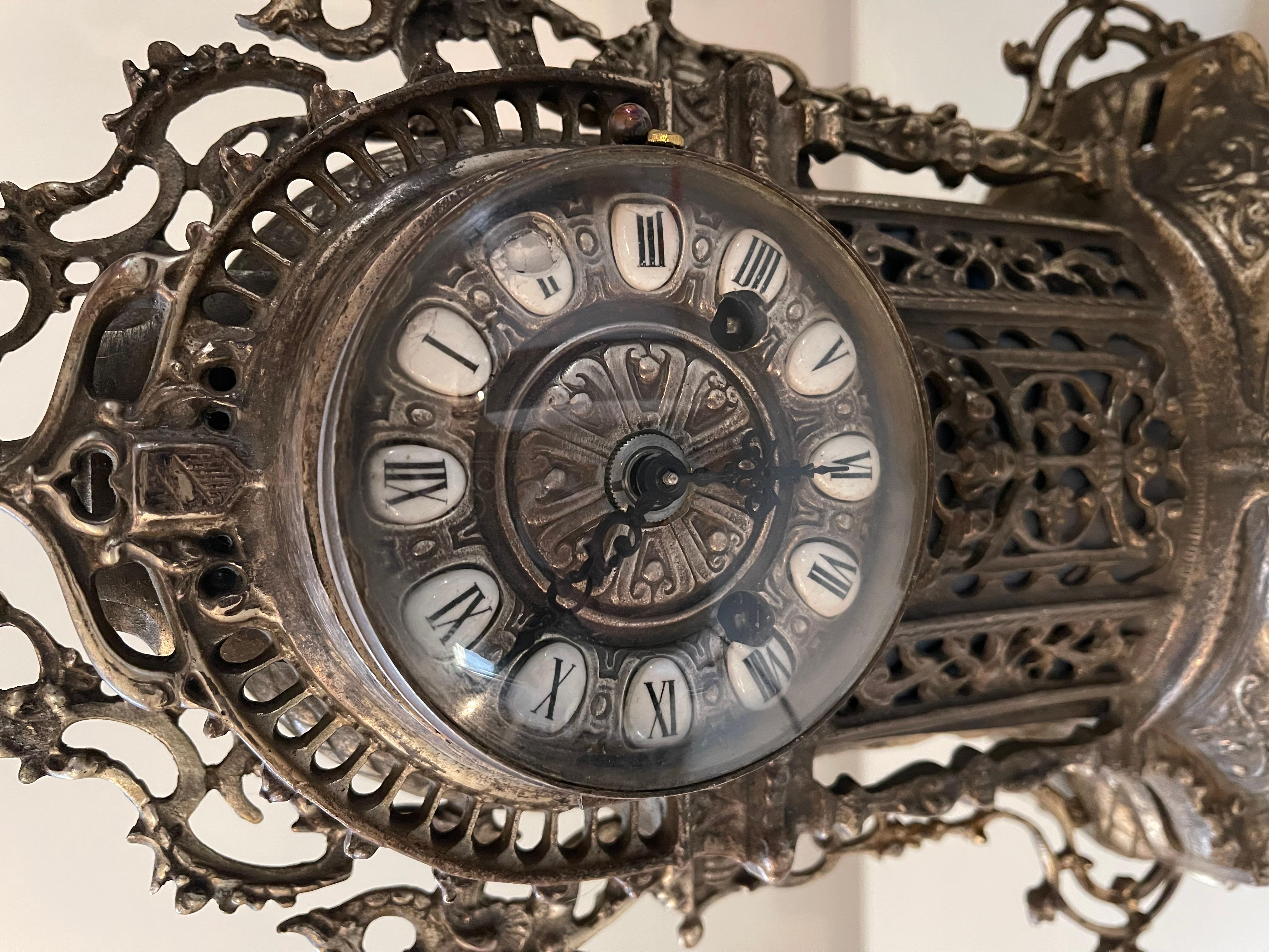 Italian Merveilleuse horloge en laiton de style baroque à poser en vente