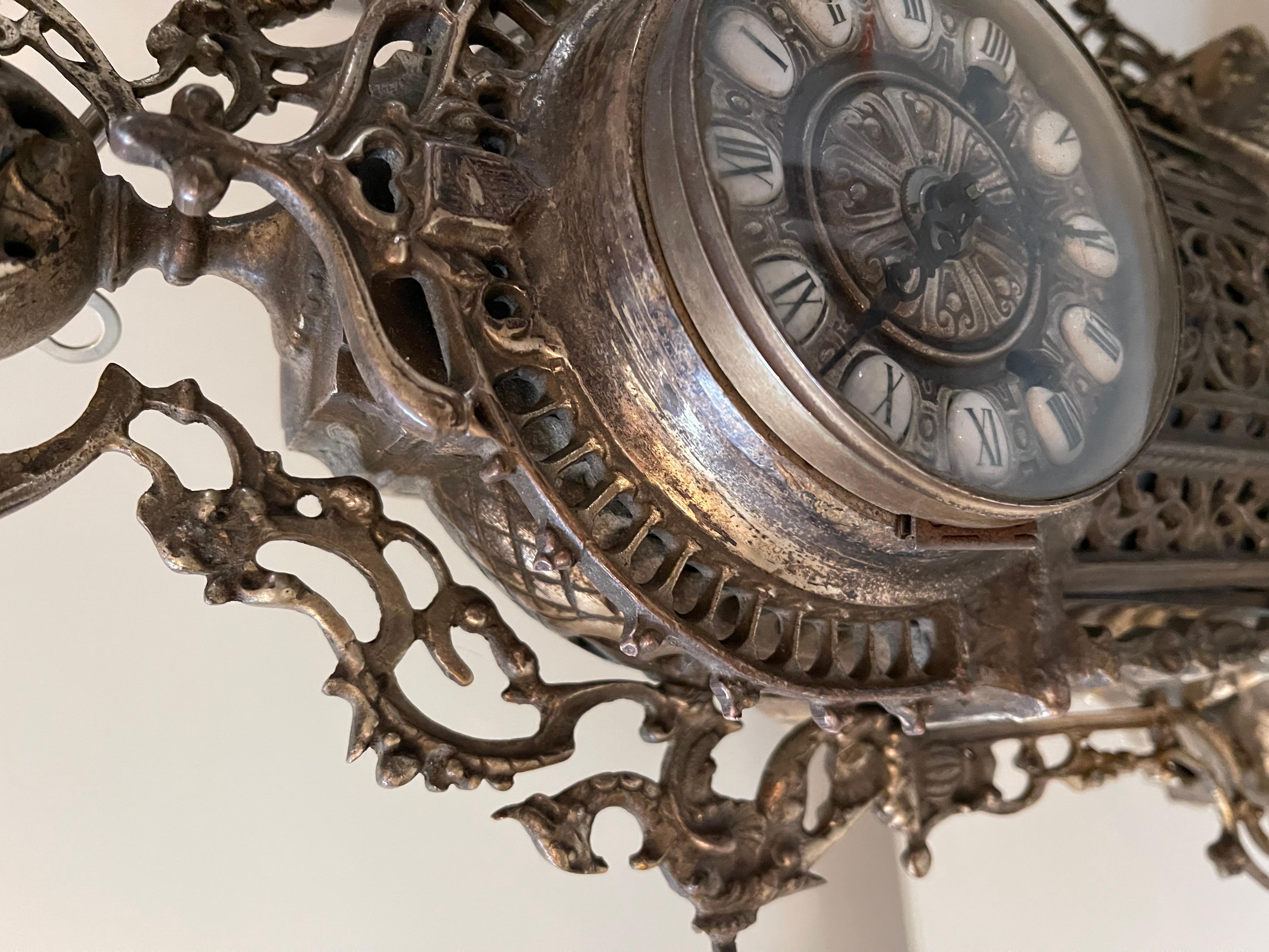 Autre Merveilleuse horloge en laiton de style baroque à poser en vente