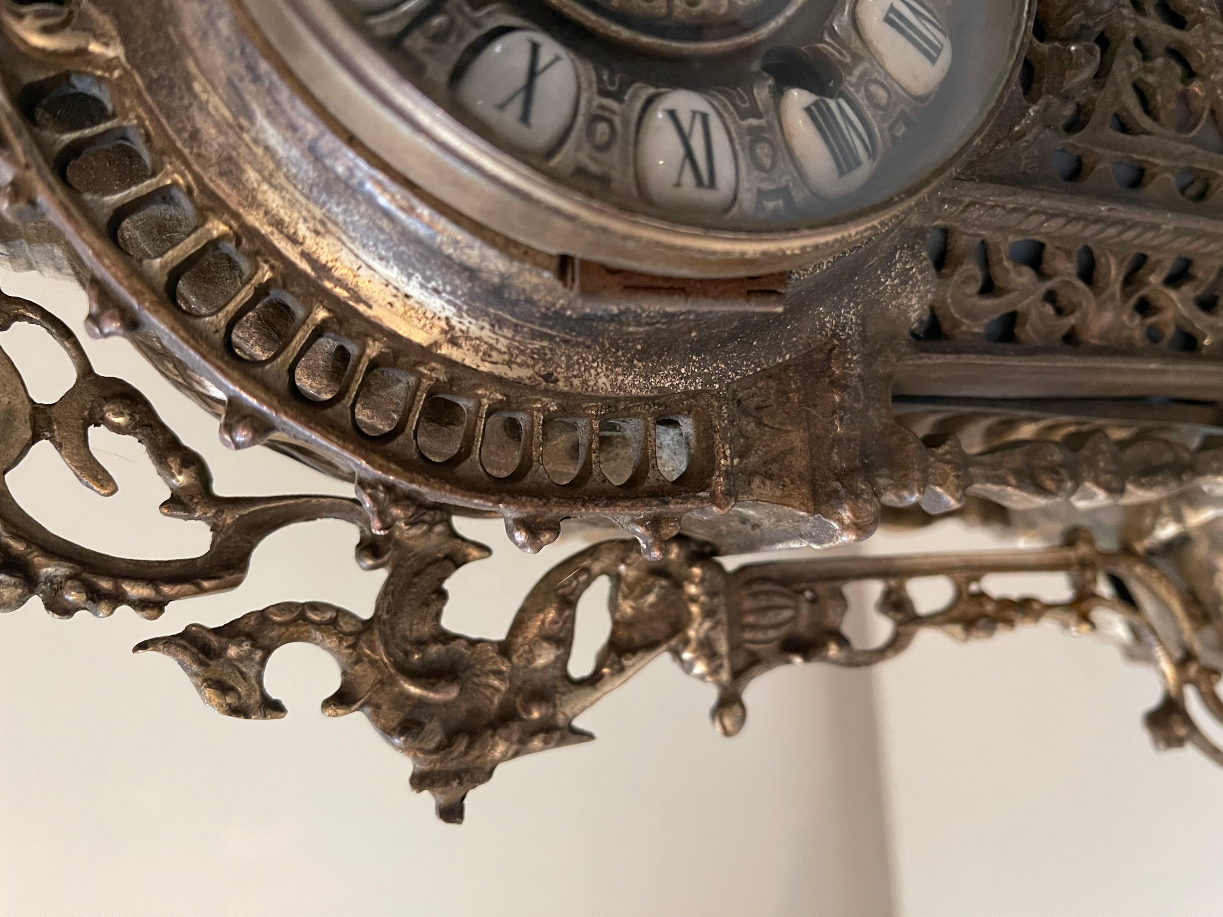 Merveilleuse horloge en laiton de style baroque à poser Bon état - En vente à Cantù, IT