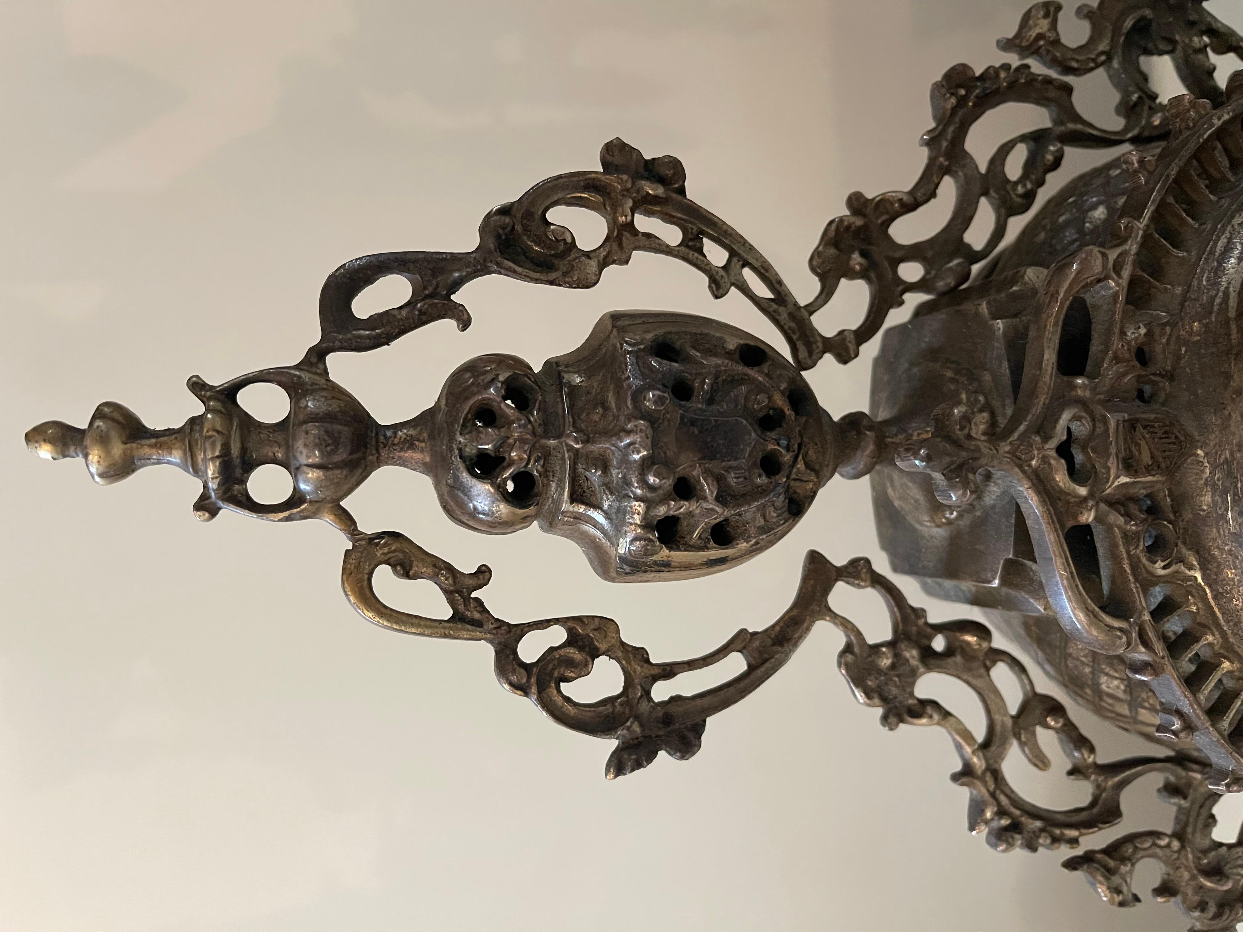 19th Century Merveilleuse horloge en laiton de style baroque à poser en vente