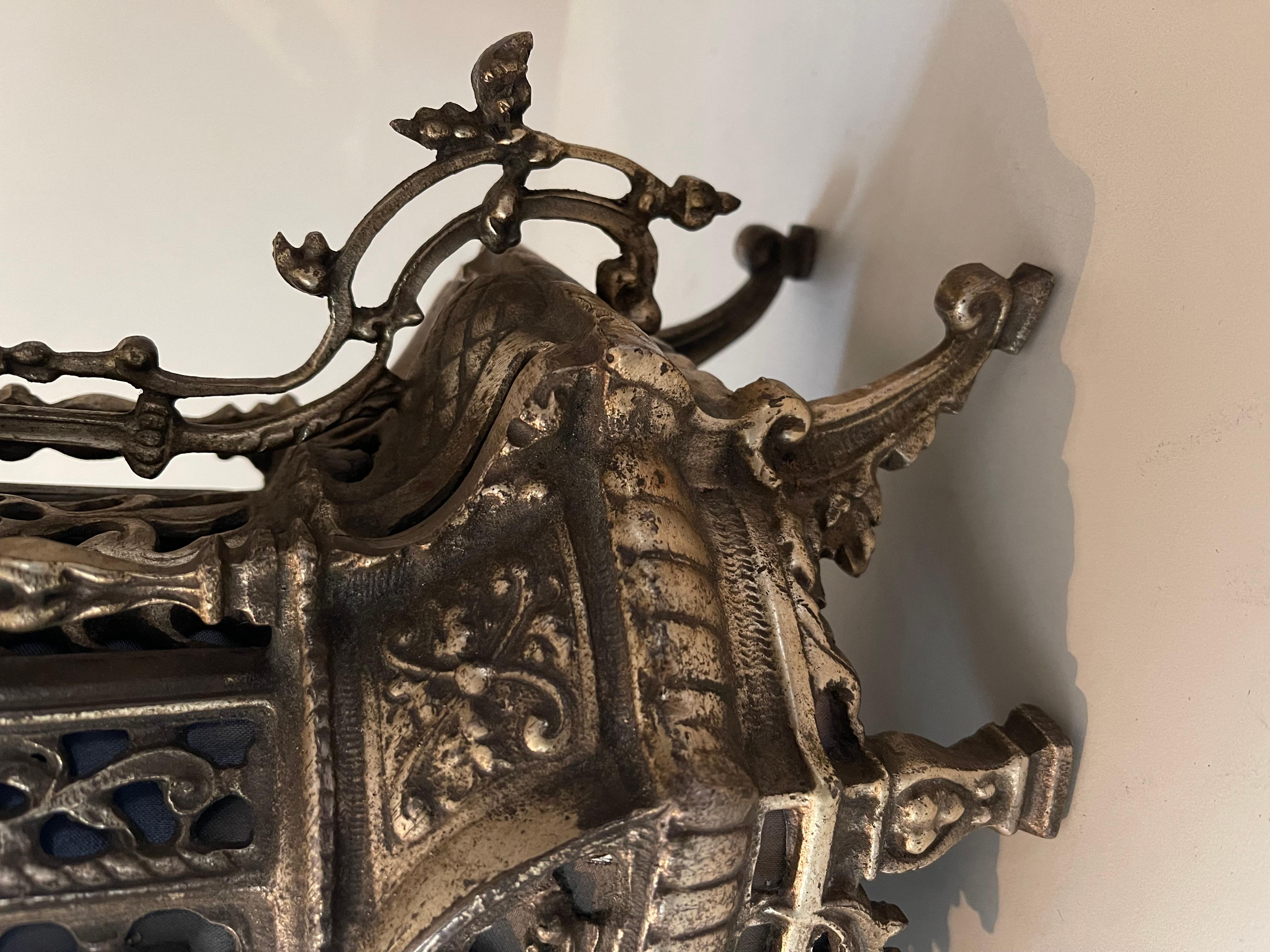 Laiton Merveilleuse horloge en laiton de style baroque à poser en vente